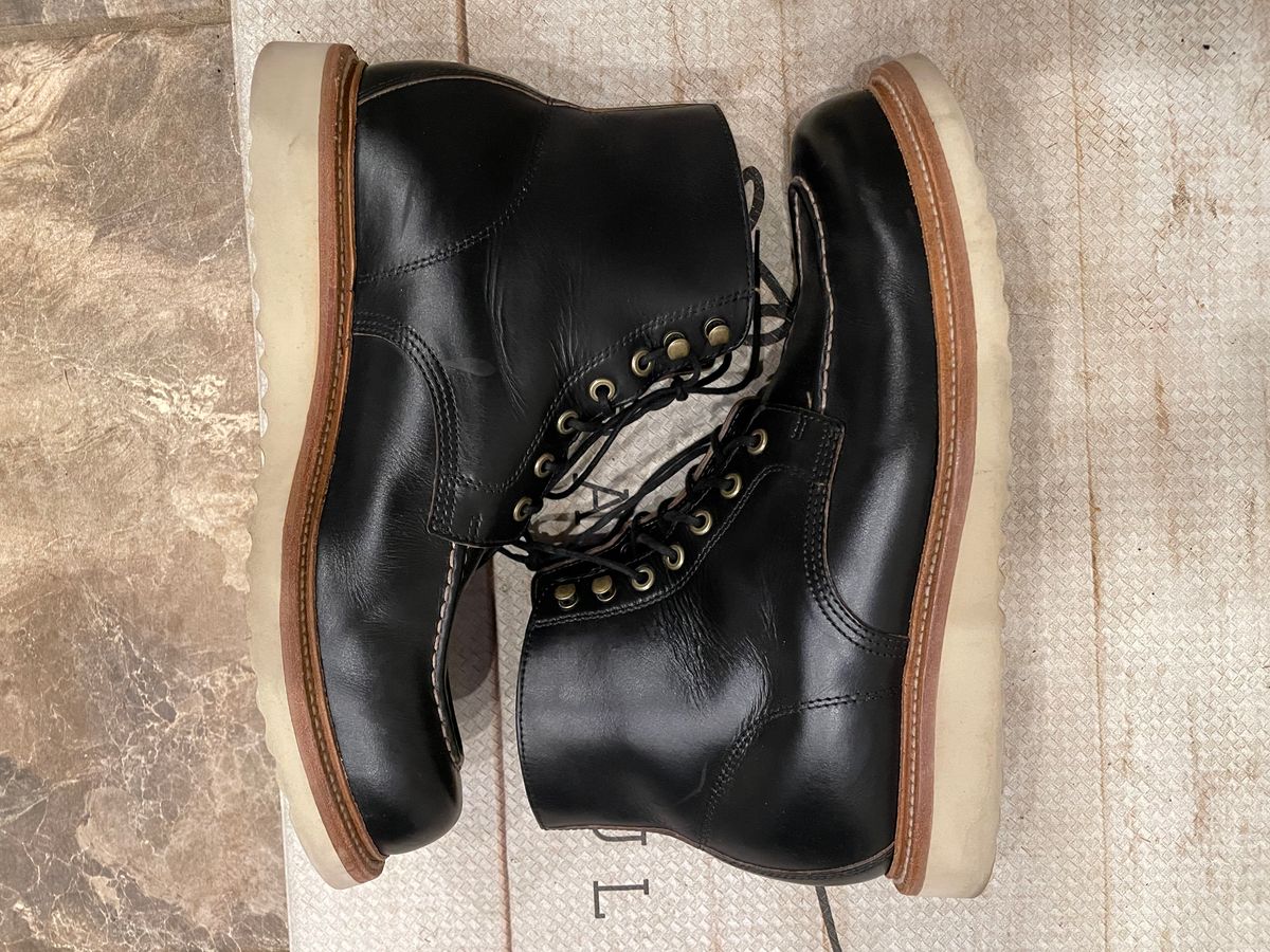 Photo by stheisen on January 6, 2023 of the Grant Stone Brass Boot in Horween Black Chromexcel.
