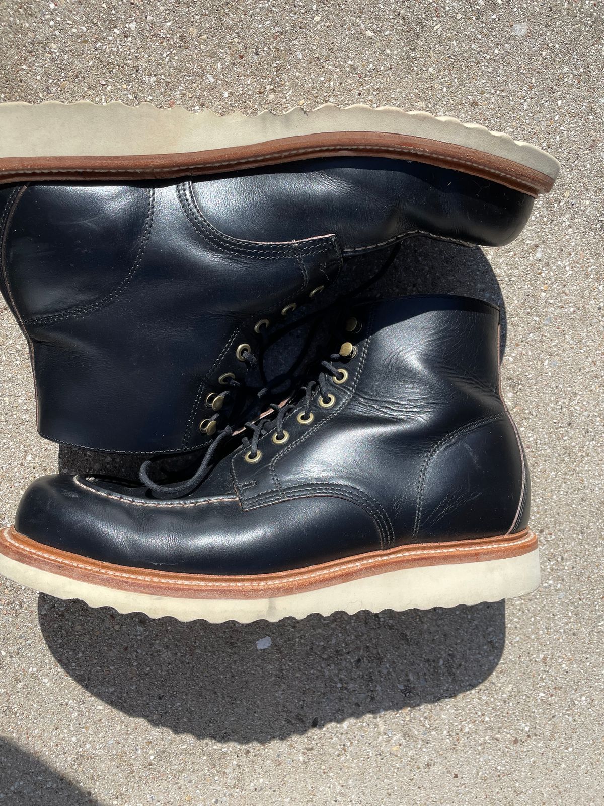 Photo by stheisen on February 5, 2023 of the Grant Stone Brass Boot in Horween Black Chromexcel.