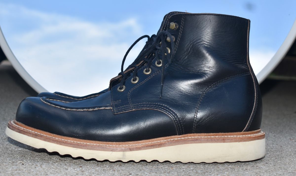 Photo by stheisen on April 4, 2023 of the Grant Stone Brass Boot in Horween Black Chromexcel.