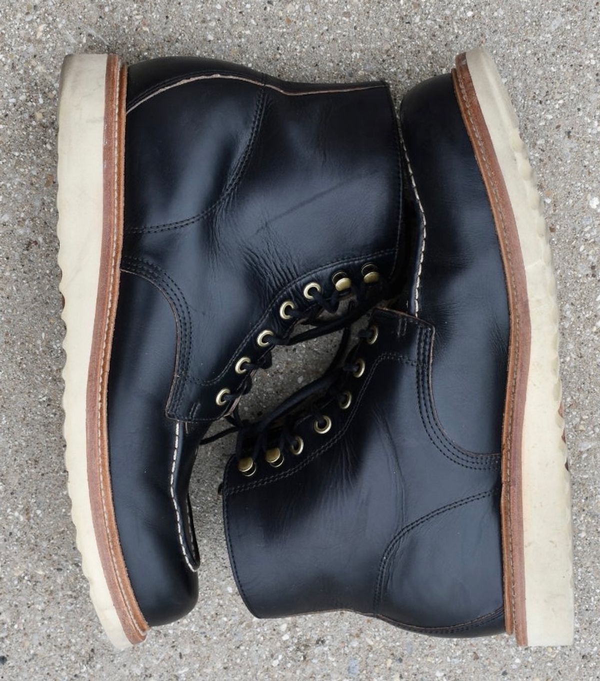 Photo by stheisen on April 5, 2023 of the Grant Stone Brass Boot in Horween Black Chromexcel.