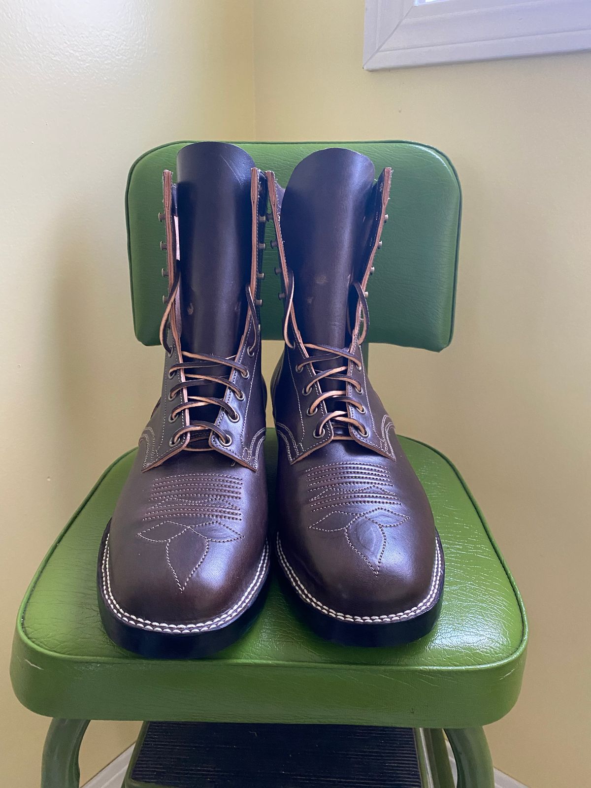 Photo by GnatsBoots on November 3, 2022 of the Sherman Boot Works Glanton in Maryam Natural Horsebutt.