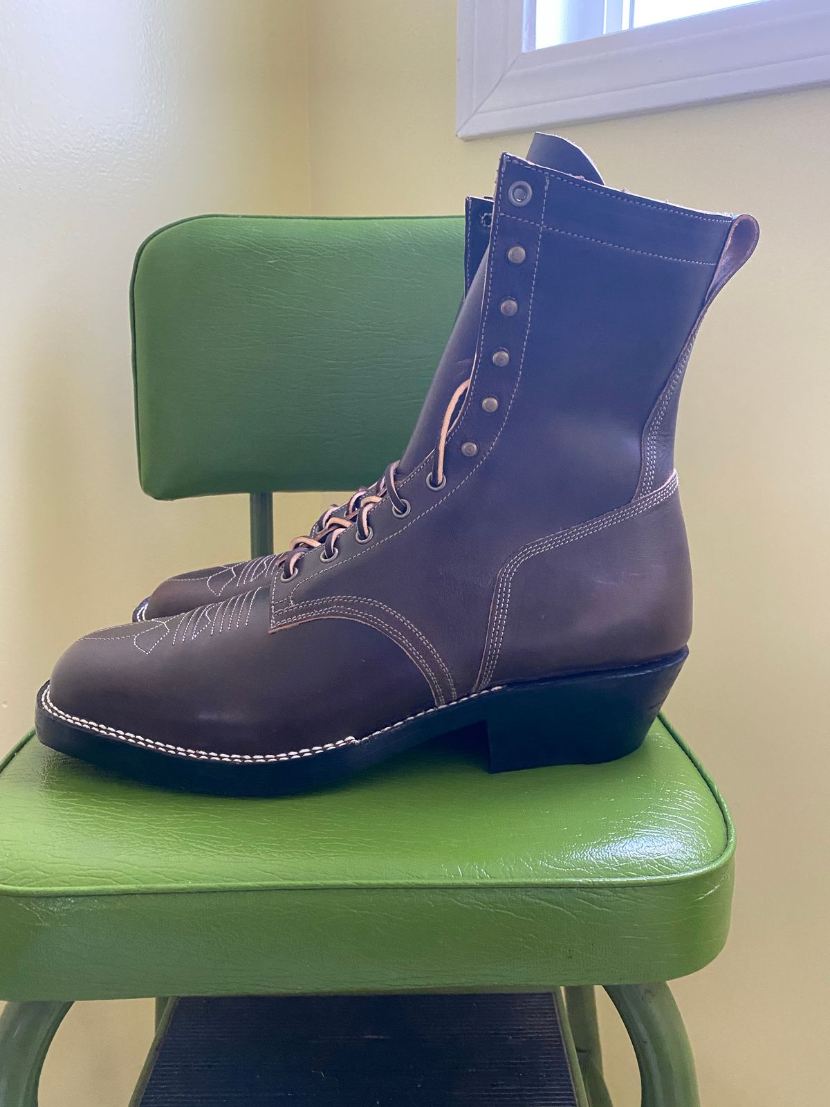 Photo by GnatsBoots on November 3, 2022 of the Sherman Boot Works Glanton in Maryam Natural Horsebutt.