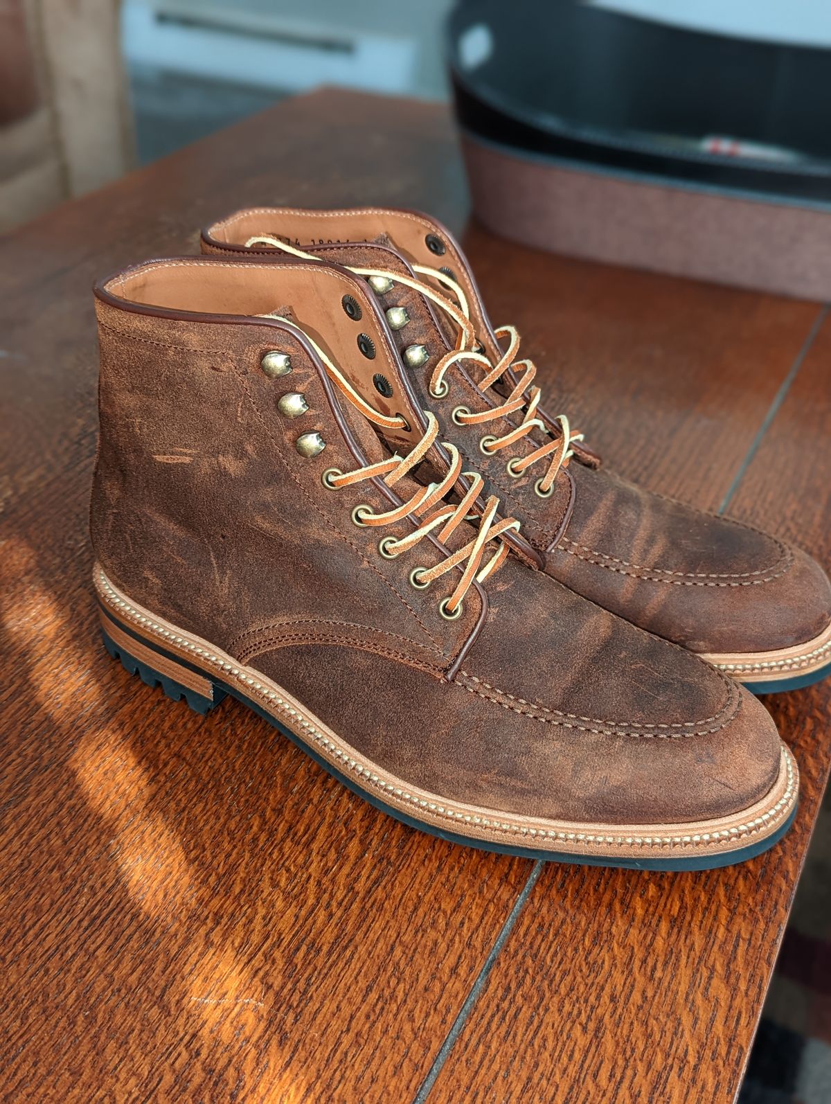 Photo by Nskelton88 on October 4, 2022 of the Parkhurst The Niagara in C.F. Stead Light Brown Waxy Commander Suede.