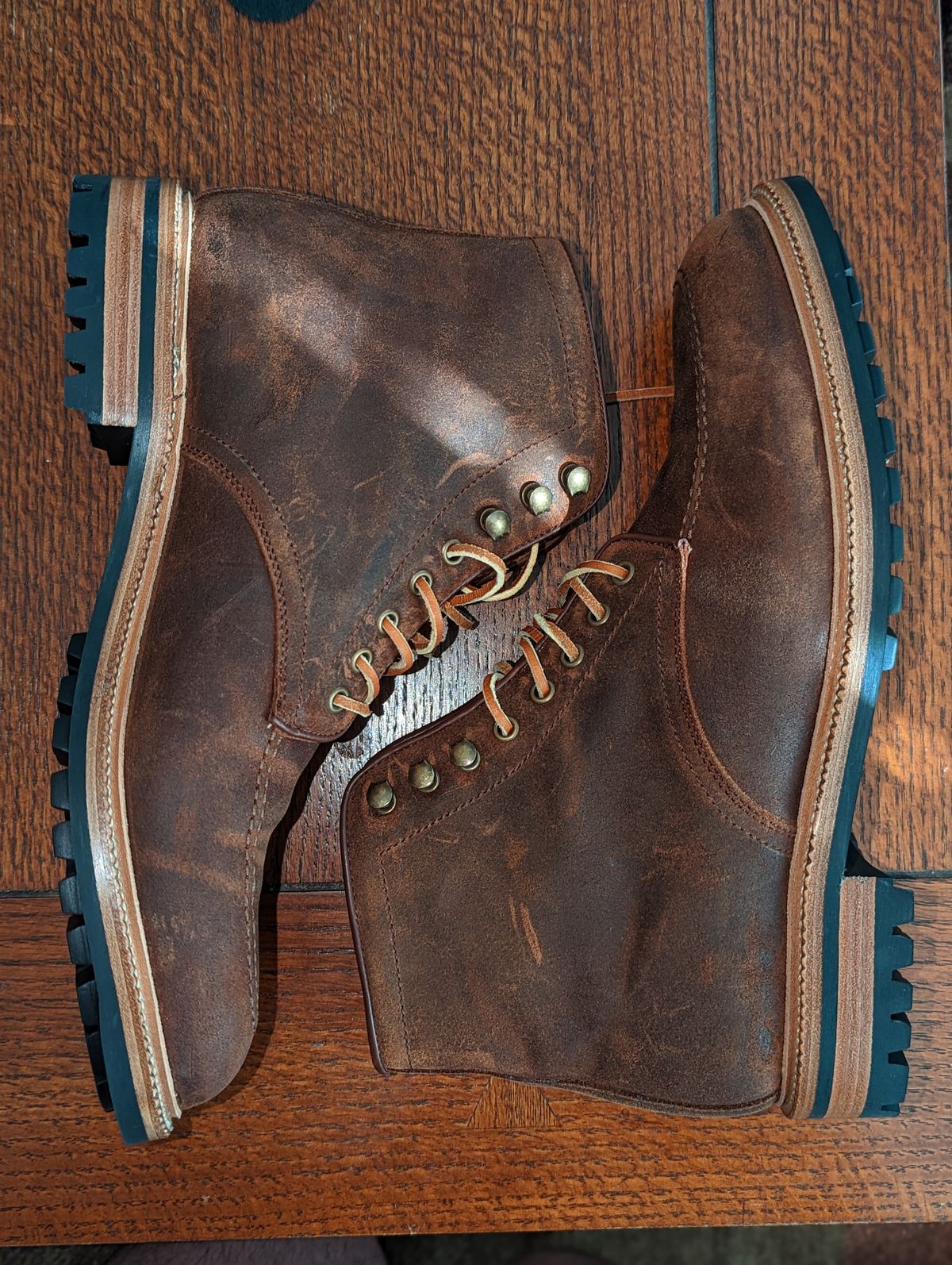 Photo by Nskelton88 on October 4, 2022 of the Parkhurst The Niagara in C.F. Stead Light Brown Waxy Commander Suede.
