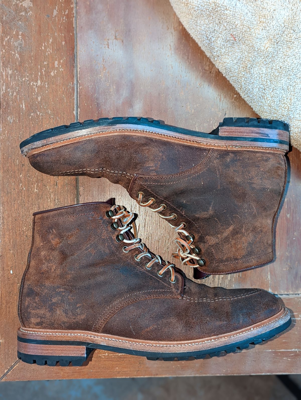 Photo by Nskelton88 on November 5, 2022 of the Parkhurst The Niagara in C.F. Stead Light Brown Waxy Commander Suede.