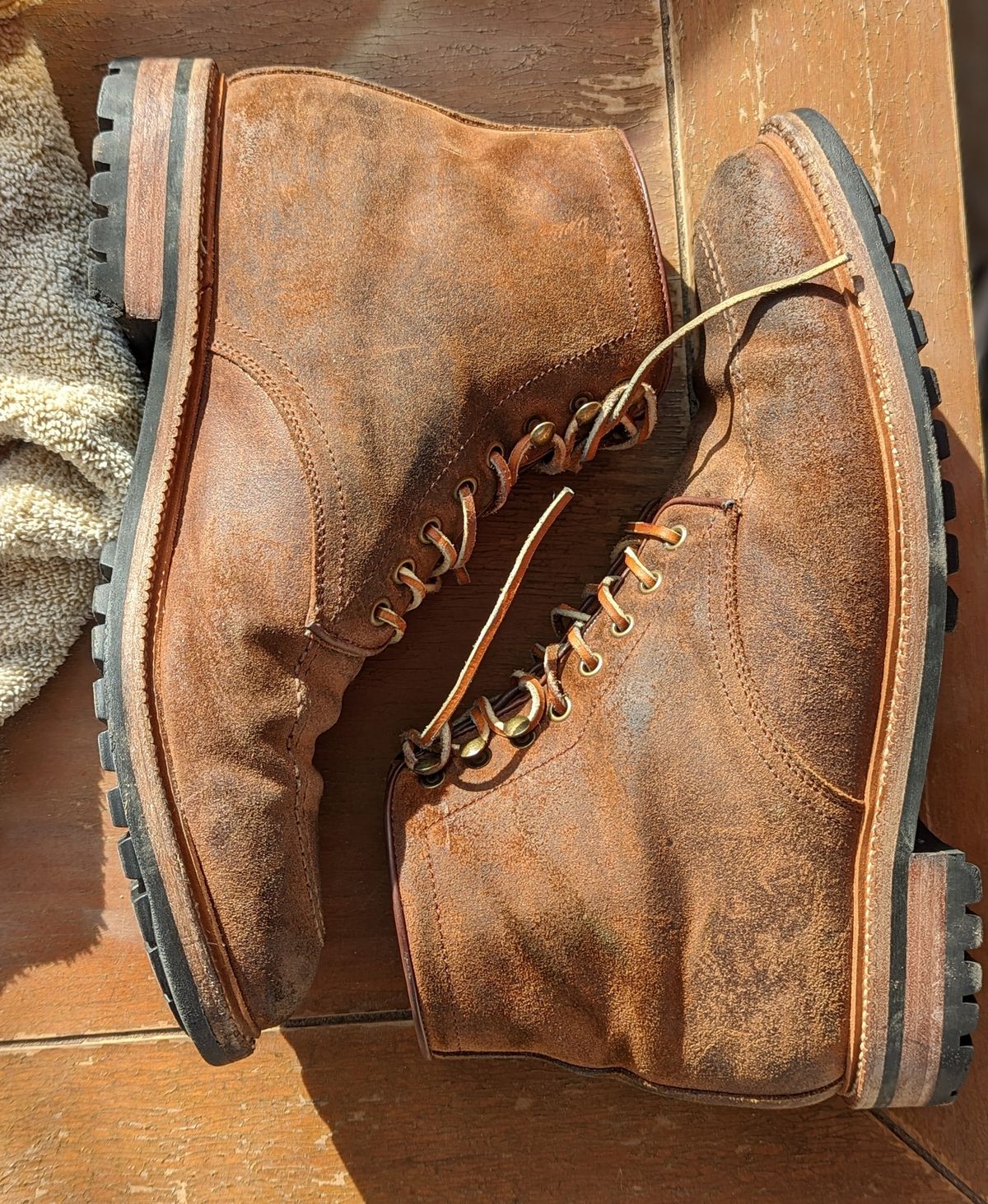 Photo by Nskelton88 on December 3, 2022 of the Parkhurst The Niagara in C.F. Stead Light Brown Waxy Commander Suede.