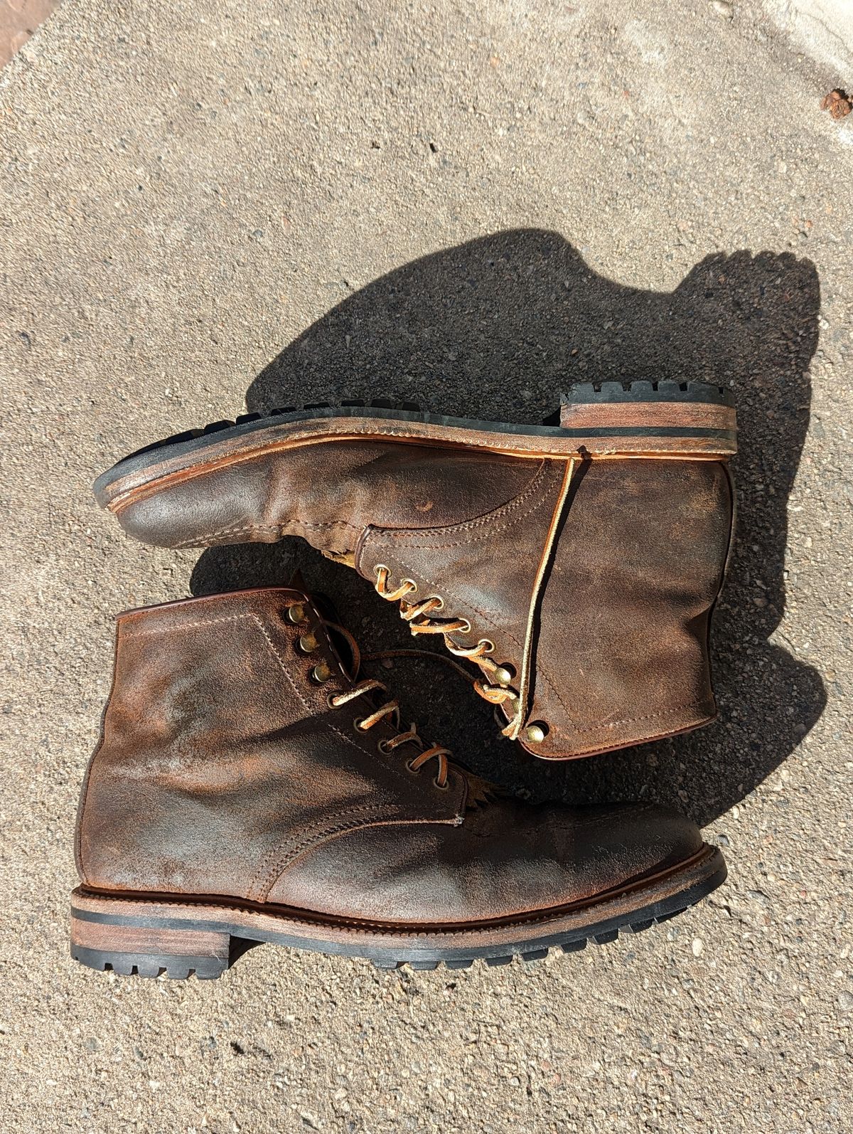 Photo by Nskelton88 on February 5, 2023 of the Parkhurst The Niagara in C.F. Stead Light Brown Waxy Commander Suede.