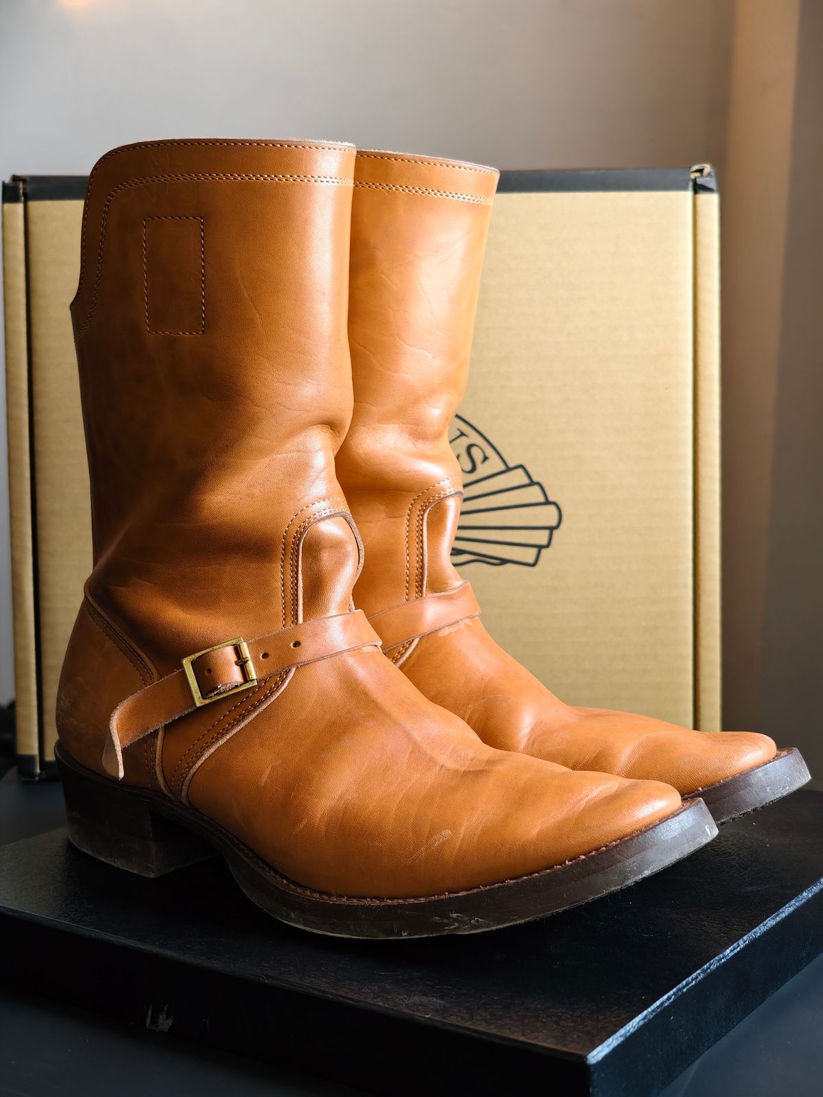 Photo by eisen on February 1, 2026 of the Zerrows Shield Man in Maryam Natural Horsebutt.