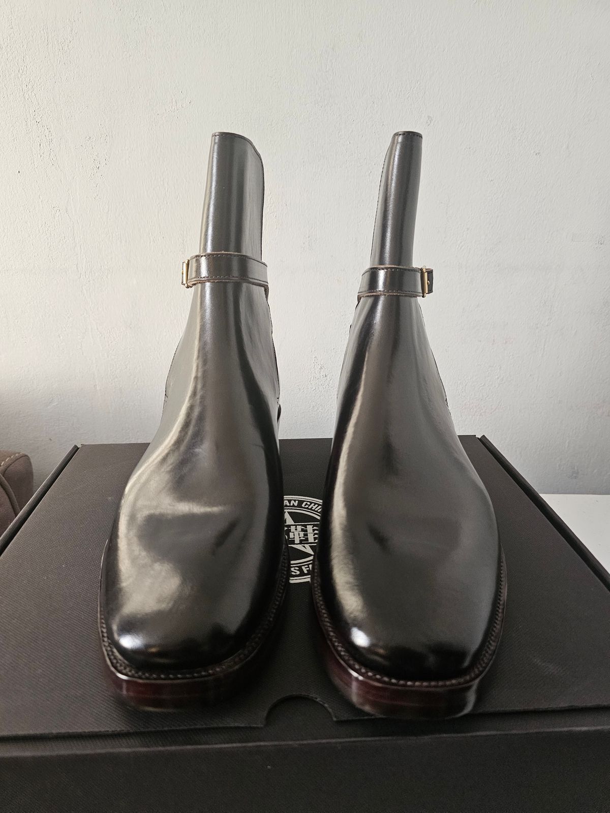 Photo by eisen on October 8, 2023 of the XBXS Jodhpur in Maryam Cuoio Horsebutt Overdyed Black.