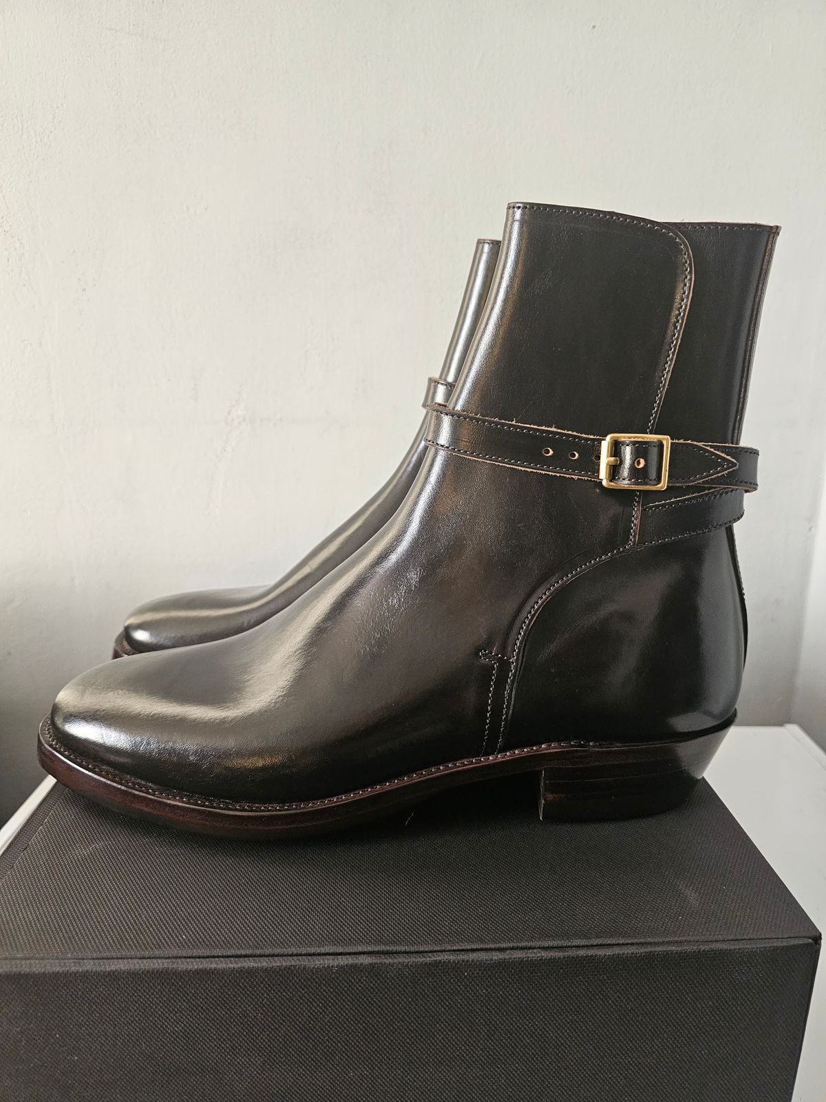 Photo by eisen on October 8, 2023 of the XBXS Jodhpur in Maryam Cuoio Horsebutt Overdyed Black.