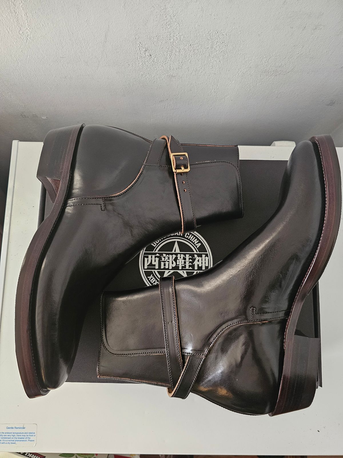 Photo by eisen on October 8, 2023 of the XBXS Jodhpur in Maryam Cuoio Horsebutt Overdyed Black.