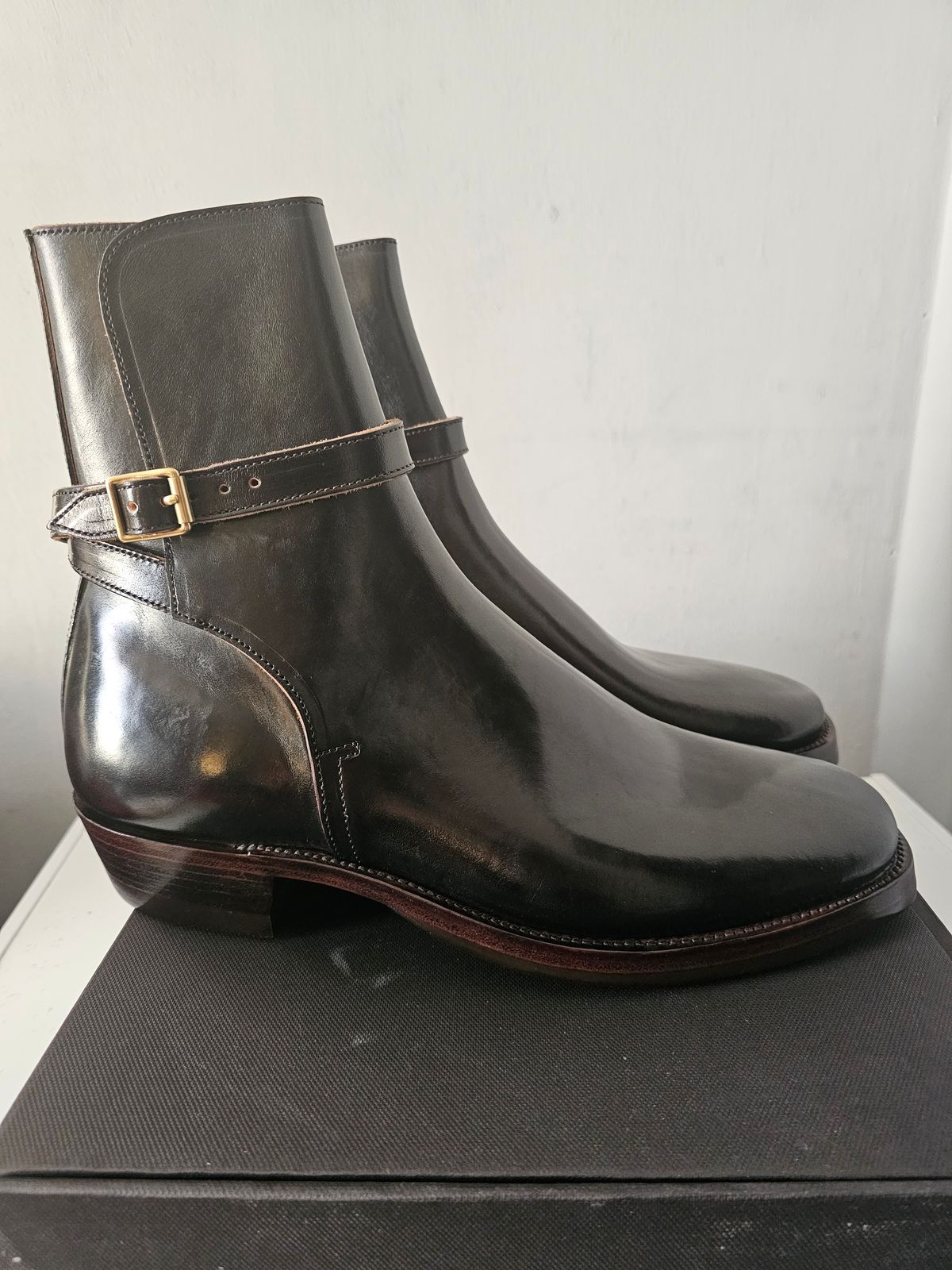 Photo by eisen on October 8, 2023 of the XBXS Jodhpur in Maryam Cuoio Horsebutt Overdyed Black.