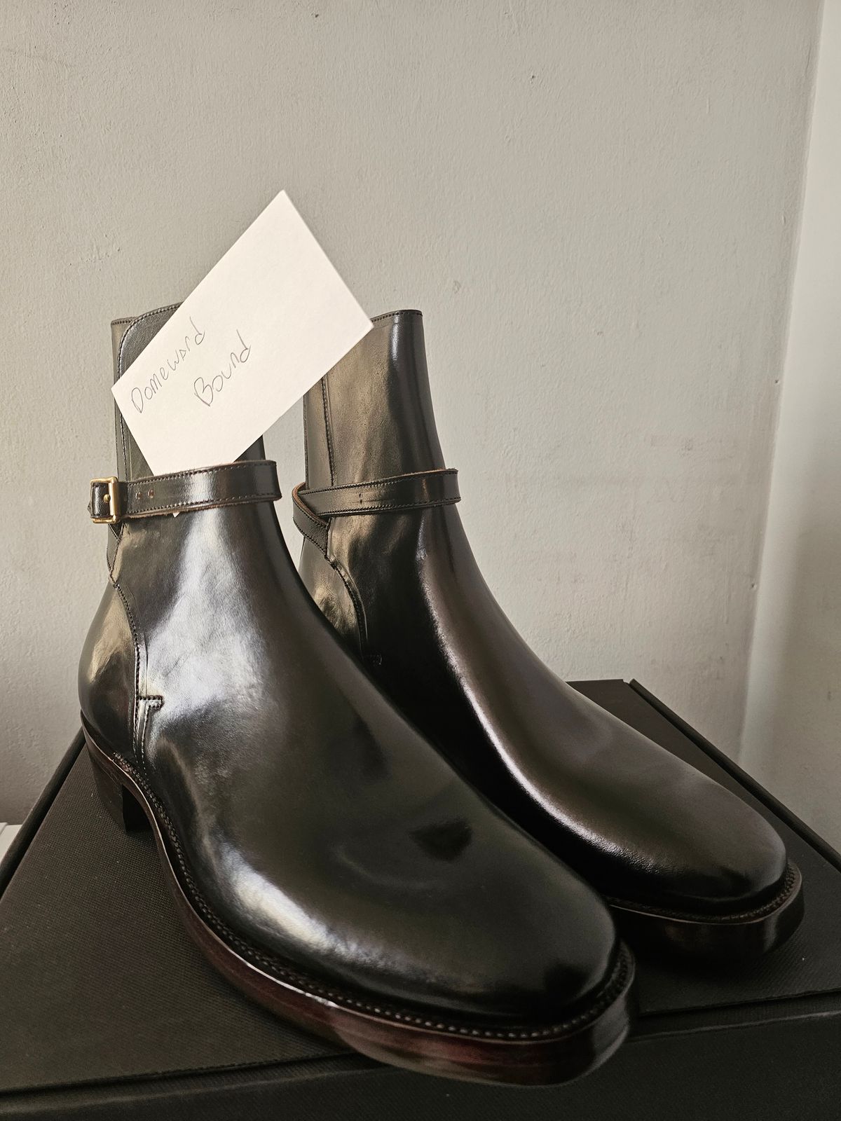 Photo by eisen on October 8, 2023 of the XBXS Jodhpur in Maryam Cuoio Horsebutt Overdyed Black.