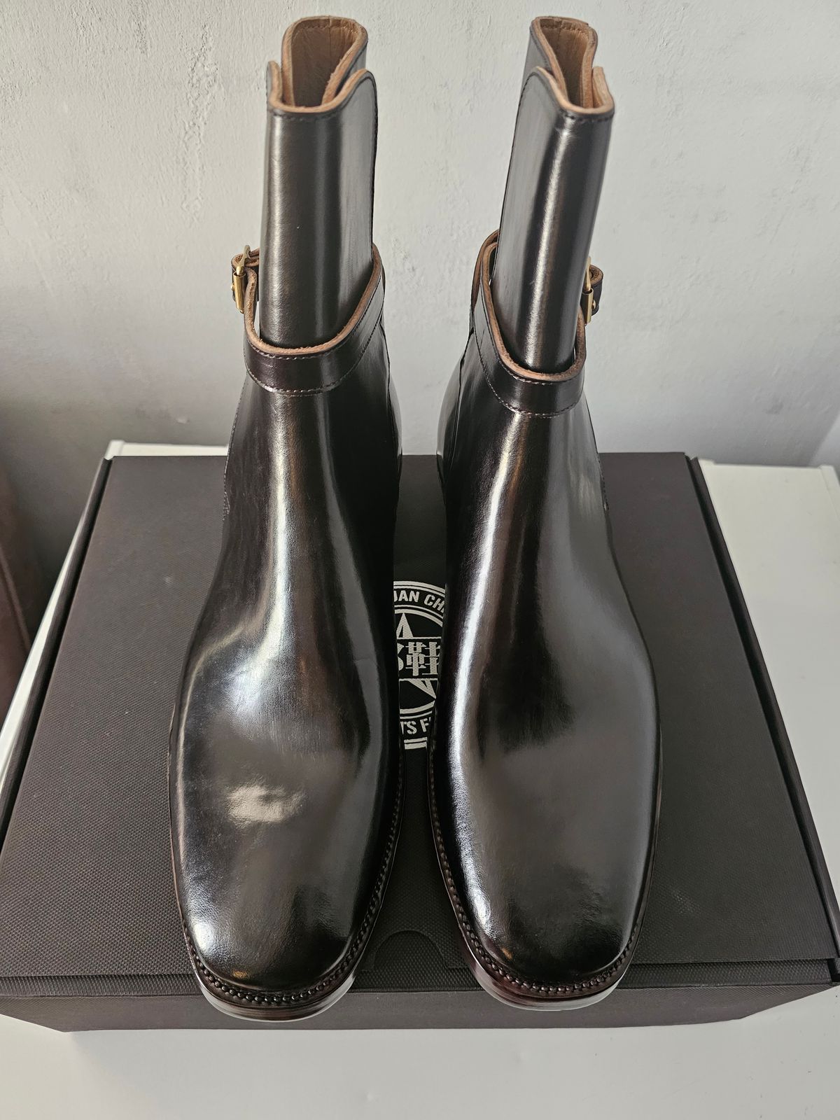 Photo by eisen on October 8, 2023 of the XBXS Jodhpur in Maryam Cuoio Horsebutt Overdyed Black.
