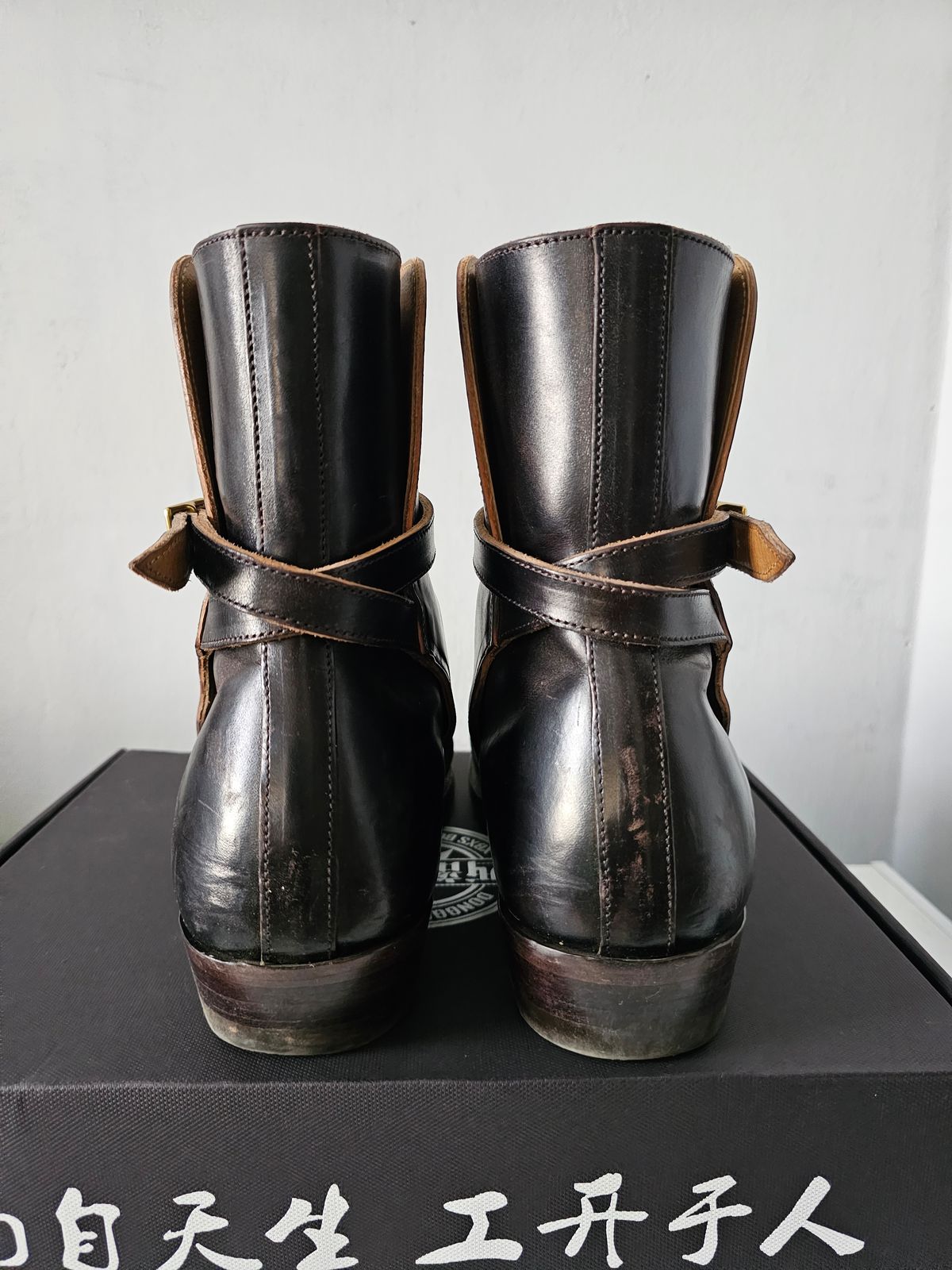 Photo by eisen on November 9, 2023 of the XBXS Jodhpur in Maryam Cuoio Horsebutt Overdyed Black.