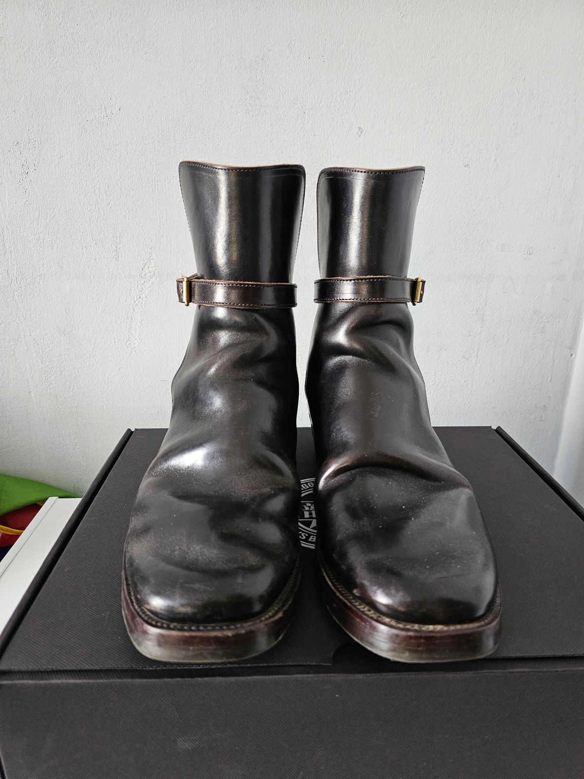 Photo by eisen on November 9, 2023 of the XBXS Jodhpur in Maryam Cuoio Horsebutt Overdyed Black.