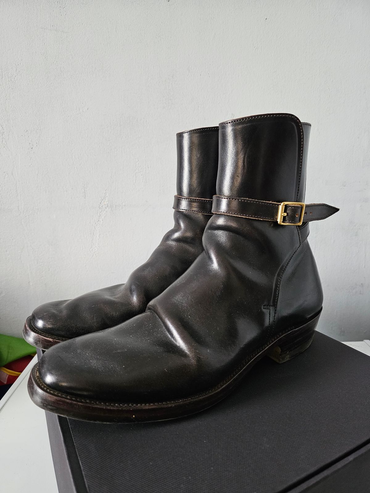 Photo by eisen on November 9, 2023 of the XBXS Jodhpur in Maryam Cuoio Horsebutt Overdyed Black.