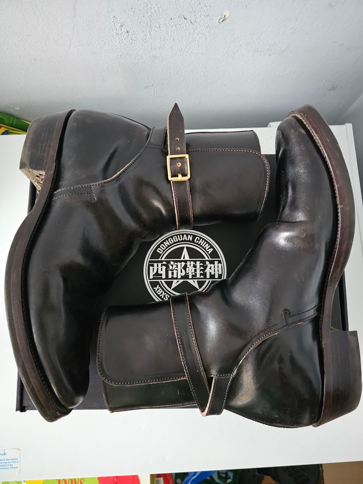 Photo by eisen on November 9, 2023 of the XBXS Jodhpur in Maryam Cuoio Horsebutt Overdyed Black.