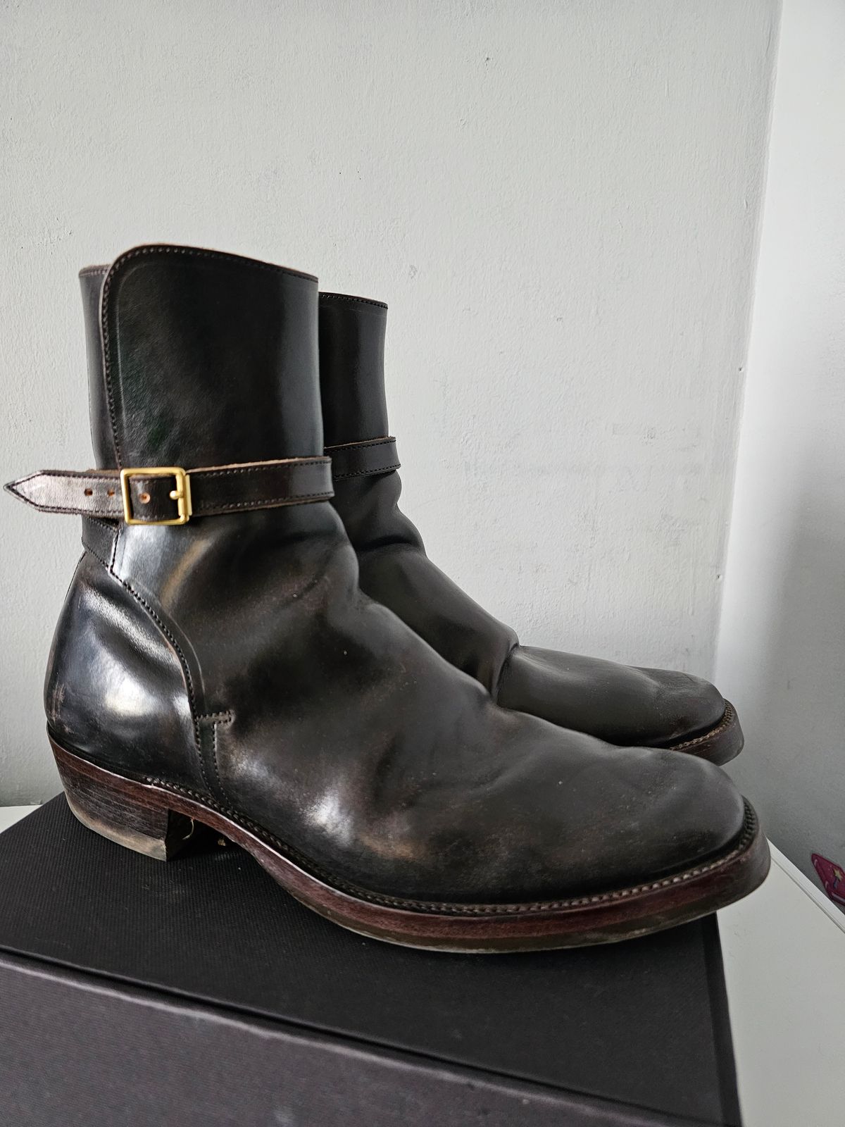 Photo by eisen on November 9, 2023 of the XBXS Jodhpur in Maryam Cuoio Horsebutt Overdyed Black.