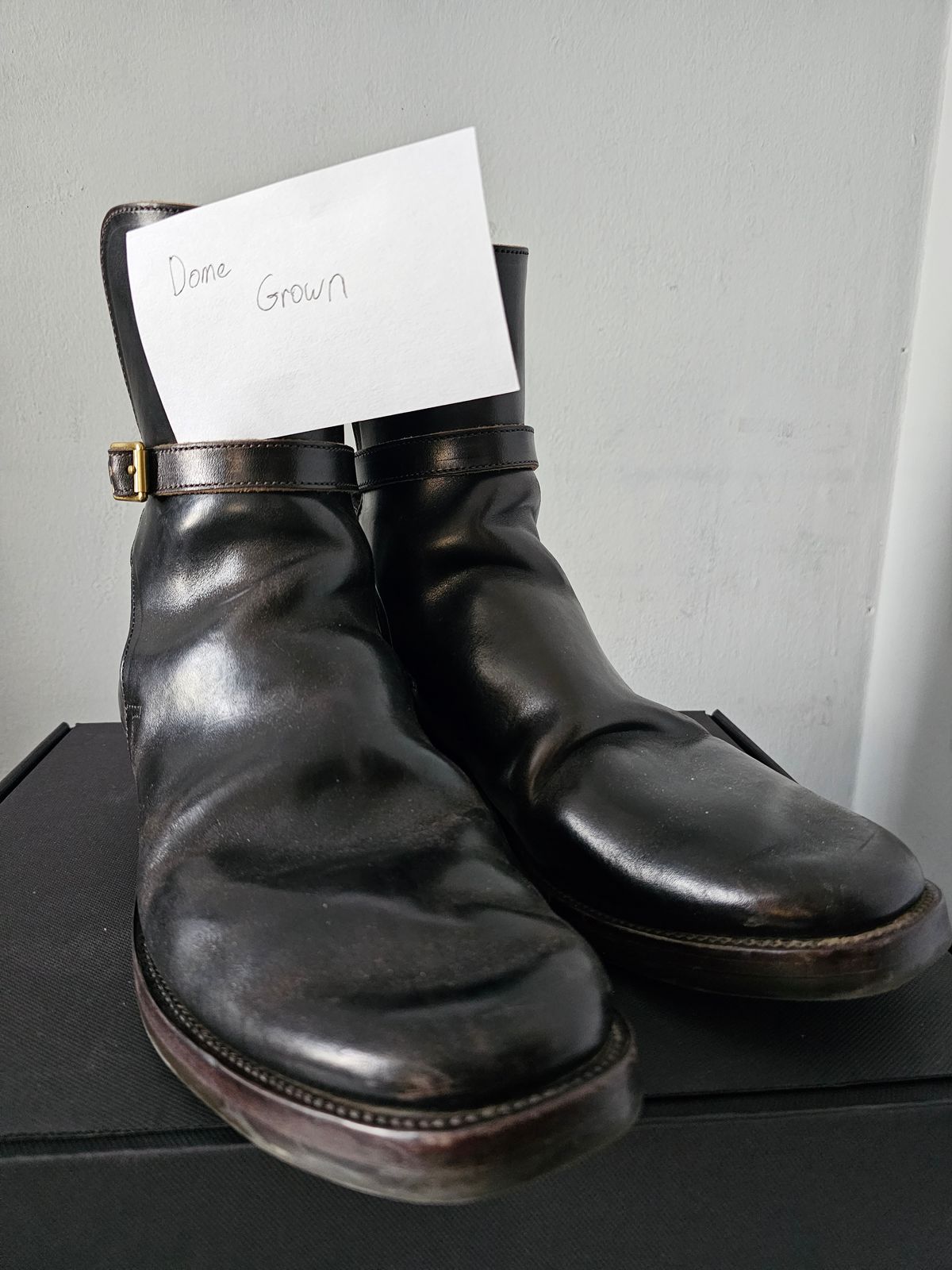 Photo by eisen on November 9, 2023 of the XBXS Jodhpur in Maryam Cuoio Horsebutt Overdyed Black.