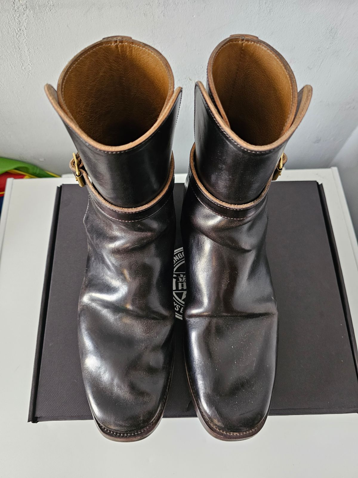 Photo by eisen on November 9, 2023 of the XBXS Jodhpur in Maryam Cuoio Horsebutt Overdyed Black.