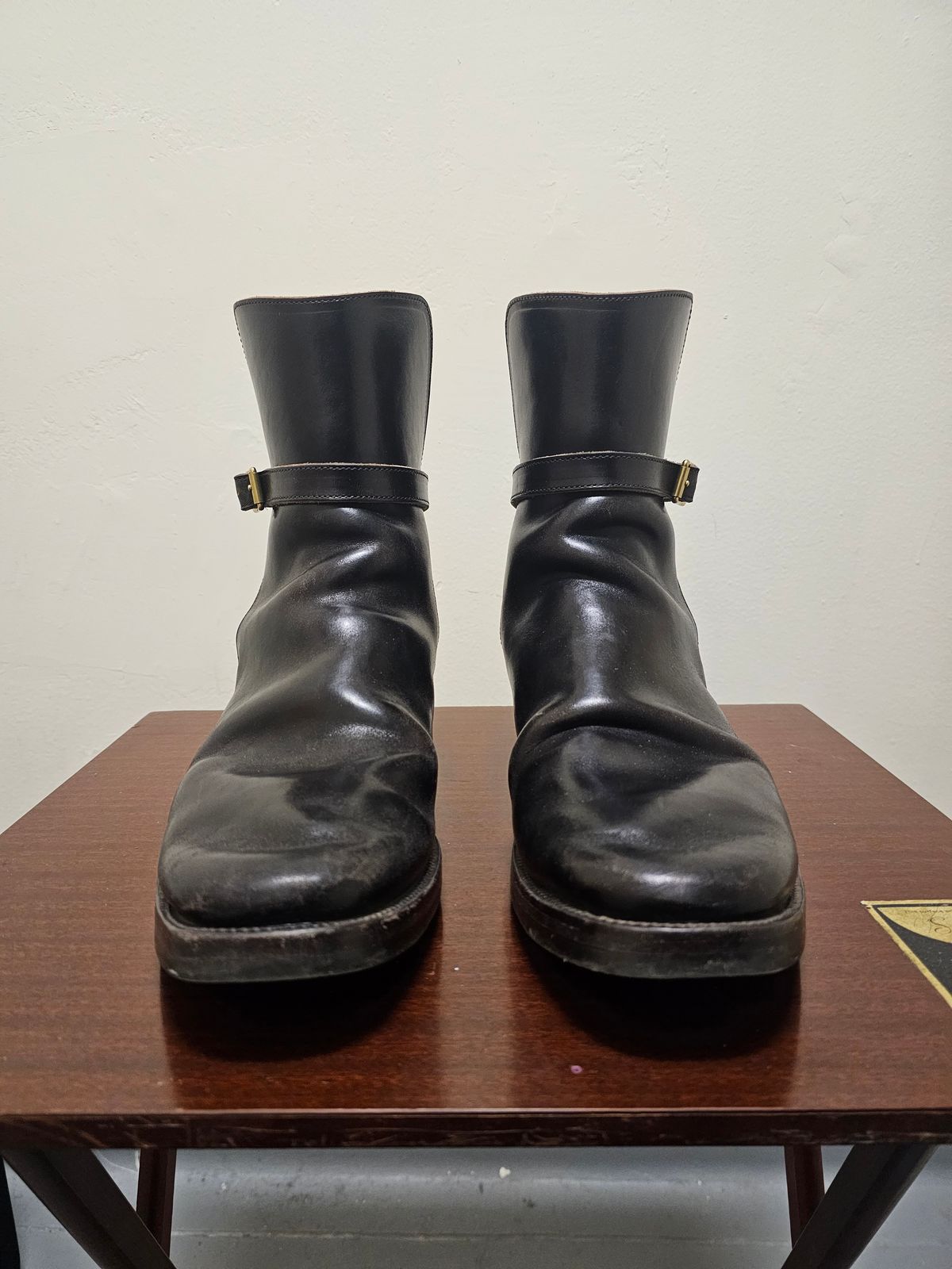 Photo by eisen on December 5, 2023 of the XBXS Jodhpur in Maryam Cuoio Horsebutt Overdyed Black.