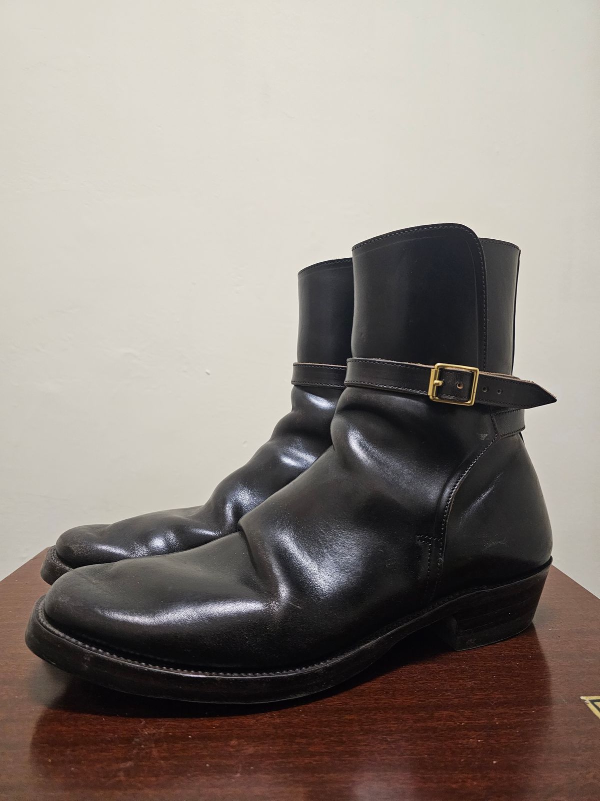 Photo by eisen on December 5, 2023 of the XBXS Jodhpur in Maryam Cuoio Horsebutt Overdyed Black.
