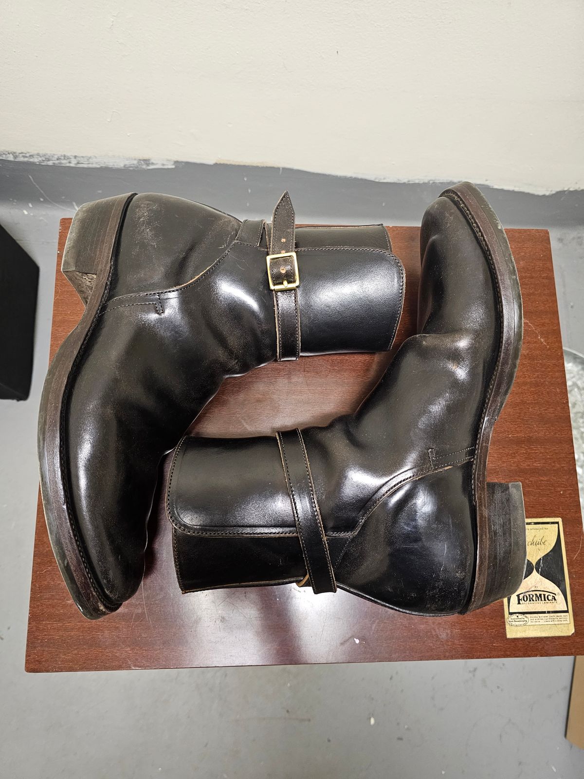 Photo by eisen on December 5, 2023 of the XBXS Jodhpur in Maryam Cuoio Horsebutt Overdyed Black.