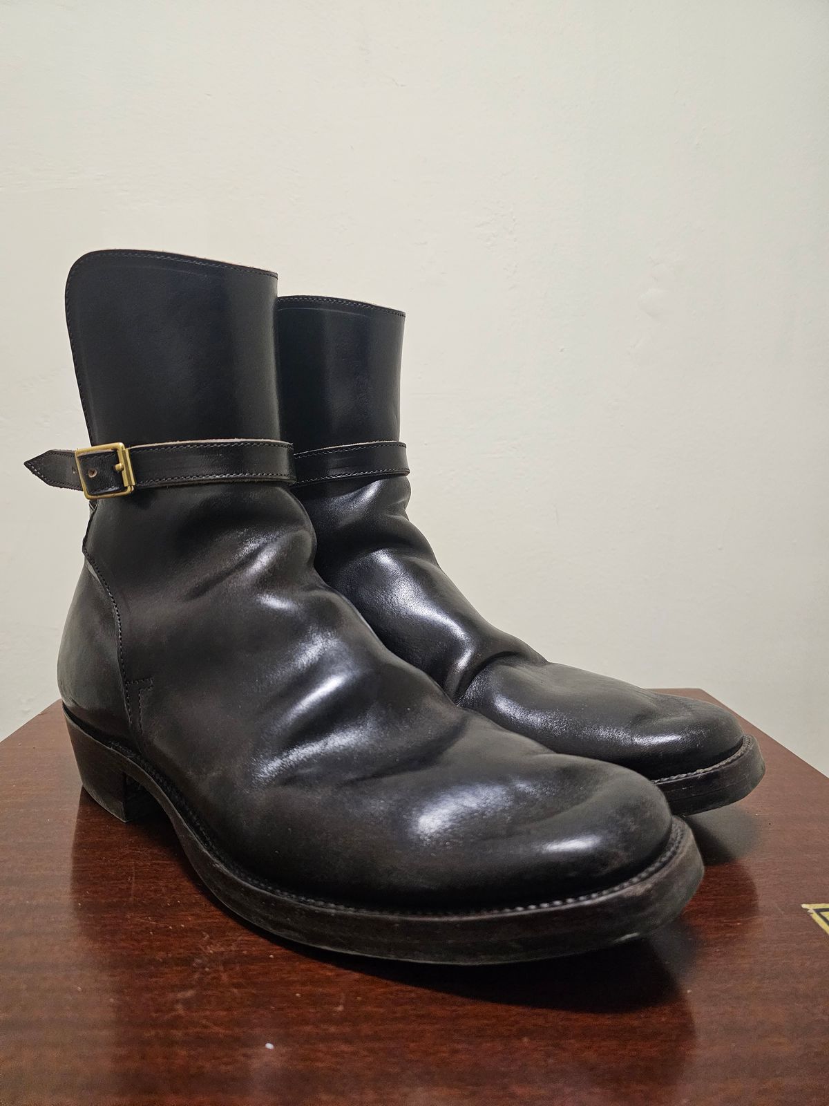 Photo by eisen on December 5, 2023 of the XBXS Jodhpur in Maryam Cuoio Horsebutt Overdyed Black.