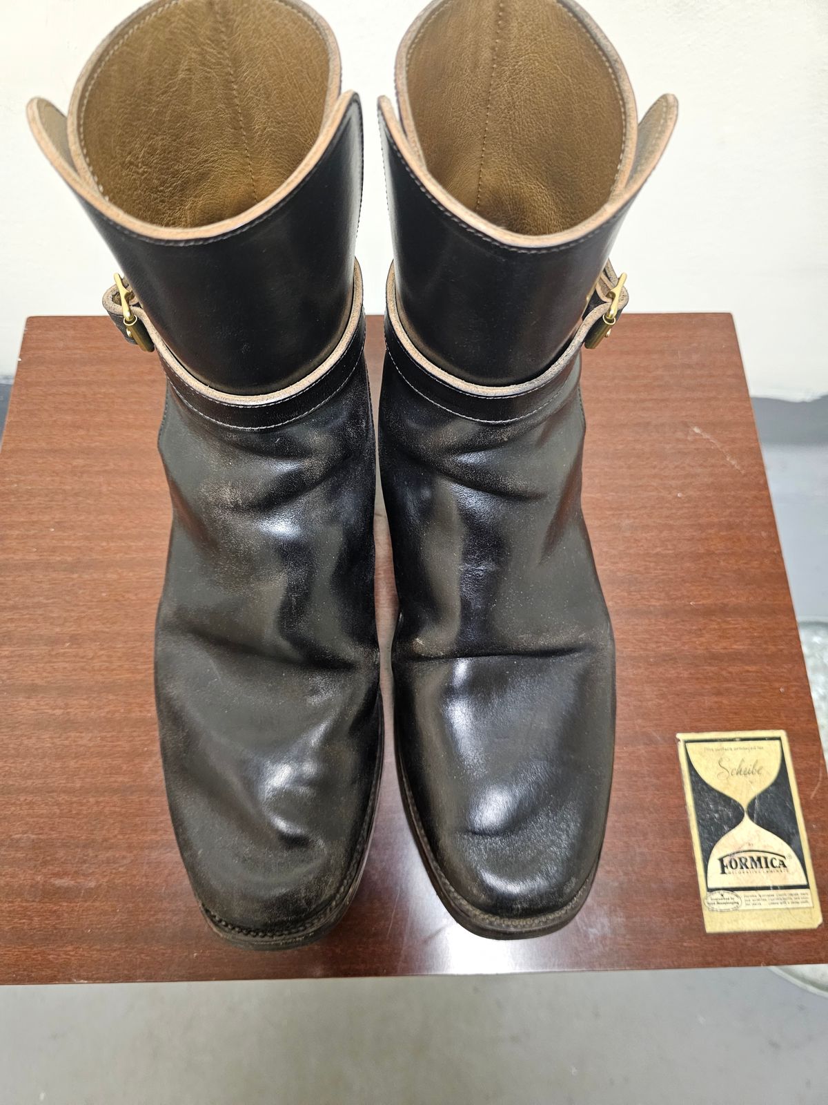 Photo by eisen on December 5, 2023 of the XBXS Jodhpur in Maryam Cuoio Horsebutt Overdyed Black.
