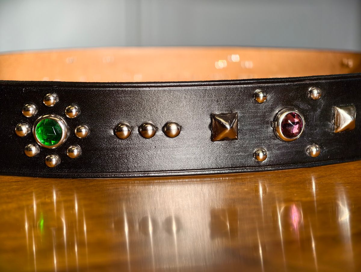 Photo by eisen on October 1, 2025 of the The Rite Stuff x Codina Leather ‘Streetcar’ 1930s-style Jewel and Stud Belt in Hermann Oak bridle leather.