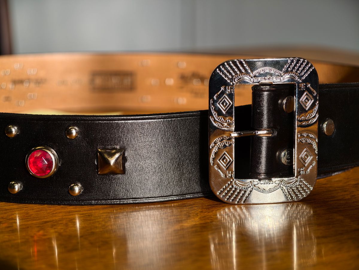 Photo by eisen on October 1, 2025 of the The Rite Stuff x Codina Leather ‘Streetcar’ 1930s-style Jewel and Stud Belt in Hermann Oak bridle leather.