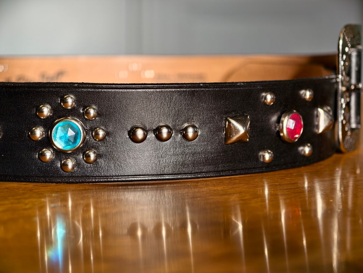 Photo by eisen on October 1, 2025 of the The Rite Stuff x Codina Leather ‘Streetcar’ 1930s-style Jewel and Stud Belt in Hermann Oak bridle leather.