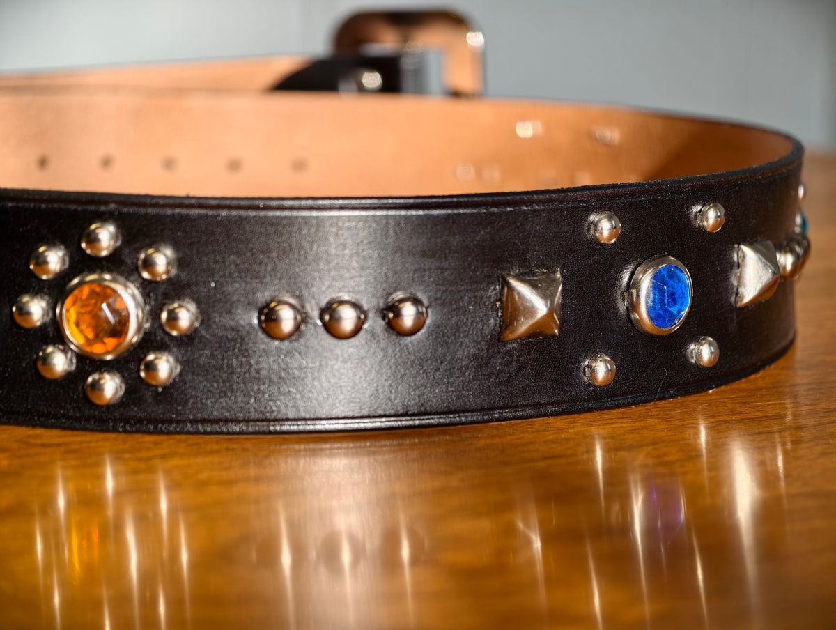 Photo by eisen on October 1, 2025 of the The Rite Stuff x Codina Leather ‘Streetcar’ 1930s-style Jewel and Stud Belt in Hermann Oak bridle leather.