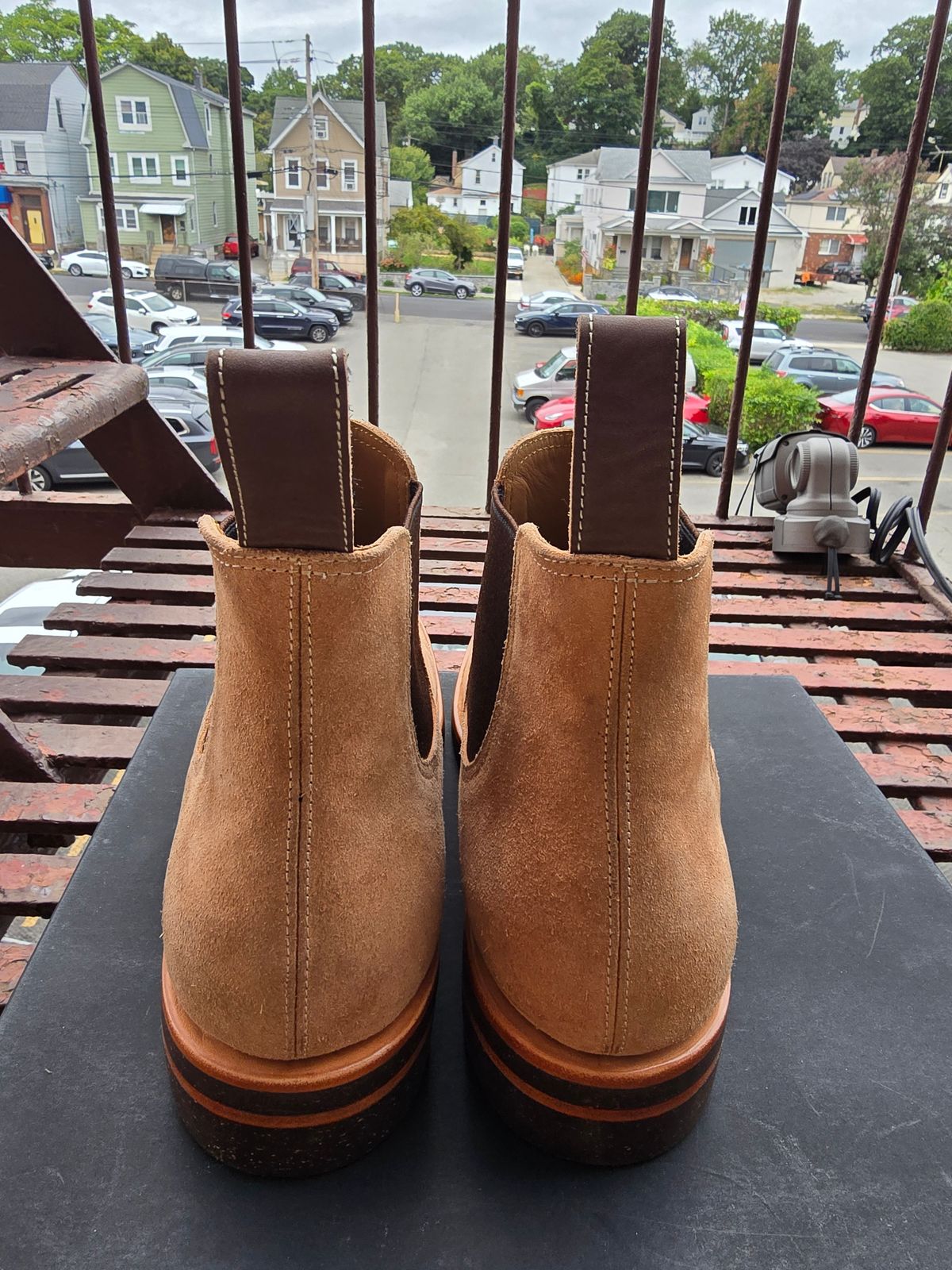 Photo by eisen on October 2, 2024 of the Briselblack The Seventh Chelsea Boot in Maryam Natural Reverse Horsebutt.