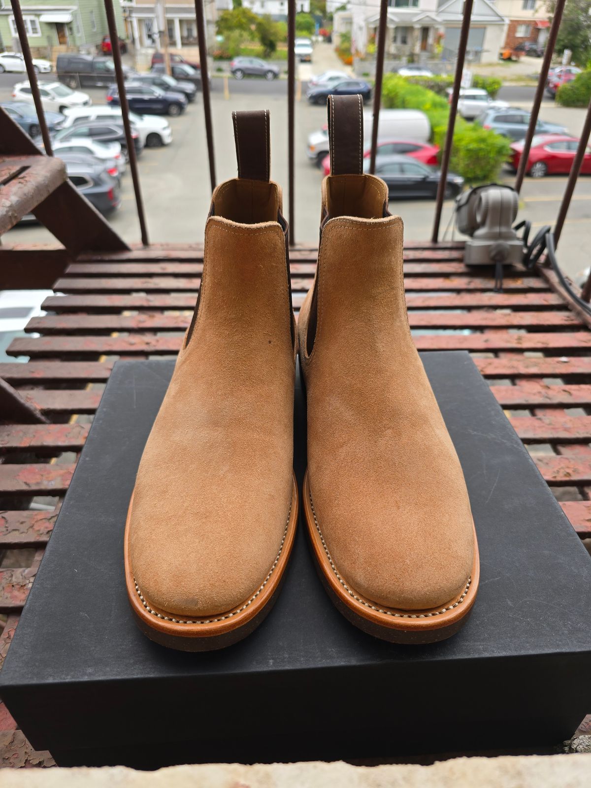 Photo by eisen on October 2, 2024 of the Briselblack The Seventh Chelsea Boot in Maryam Natural Reverse Horsebutt.
