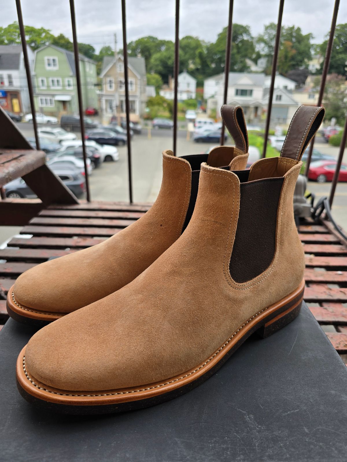 Photo by eisen on October 2, 2024 of the Briselblack The Seventh Chelsea Boot in Maryam Natural Reverse Horsebutt.