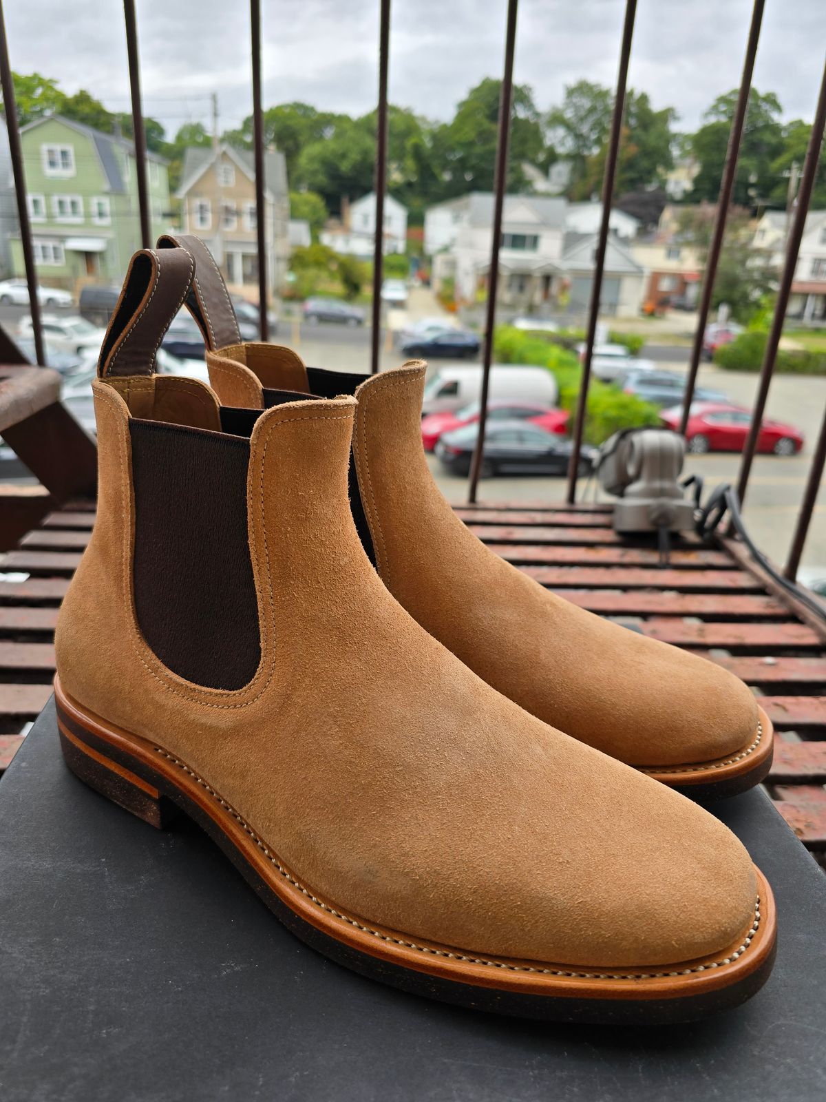Photo by eisen on October 2, 2024 of the Briselblack The Seventh Chelsea Boot in Maryam Natural Reverse Horsebutt.