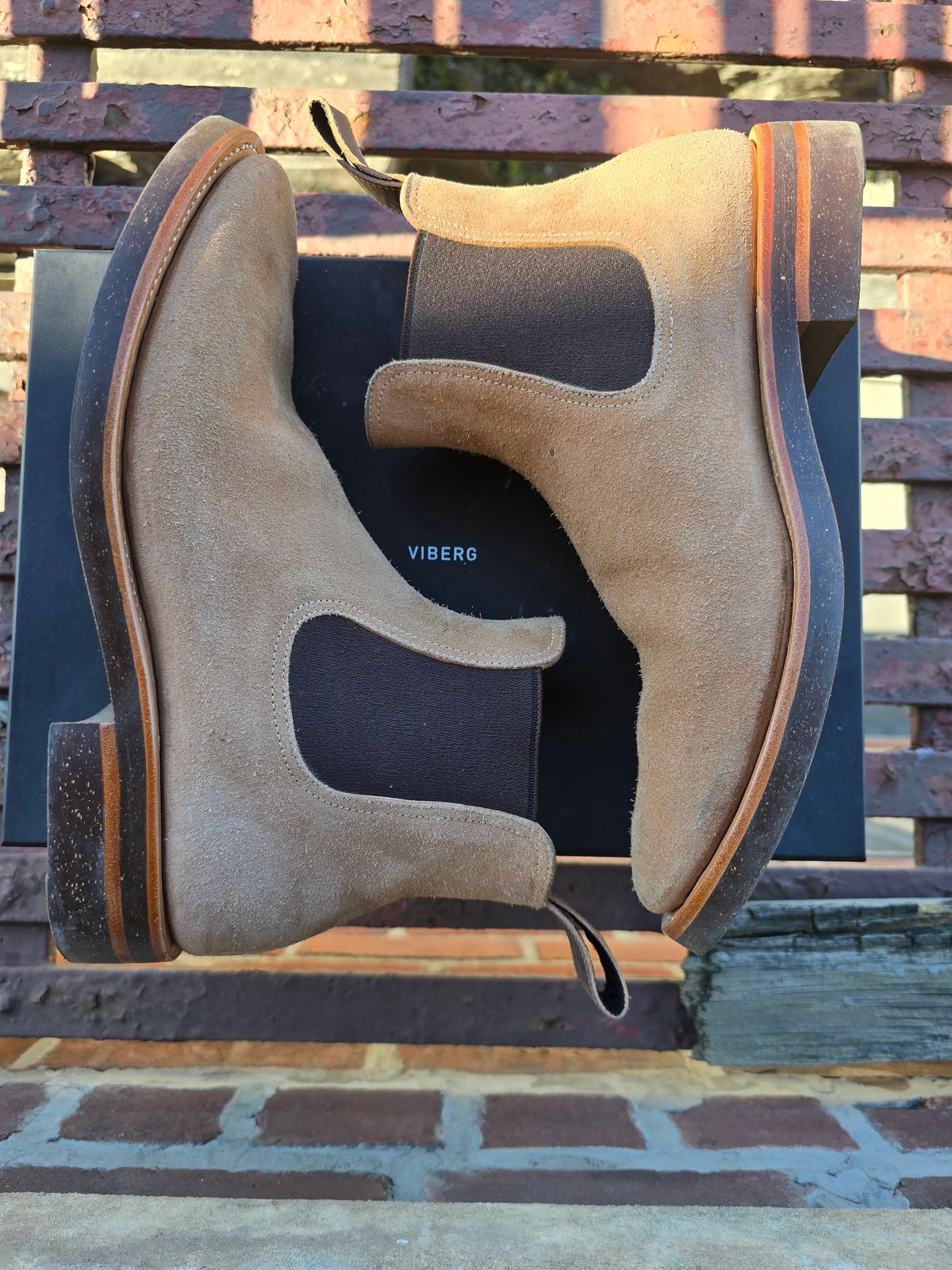 Photo by eisen on November 5, 2024 of the Briselblack The Seventh Chelsea Boot in Maryam Natural Reverse Horsebutt.