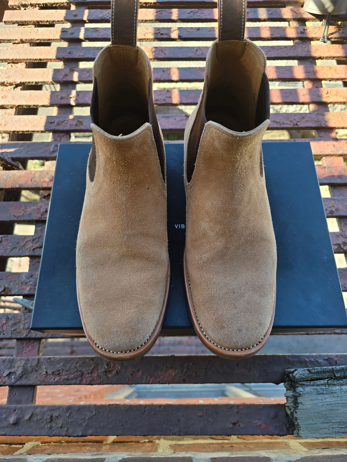 Photo by eisen on November 5, 2024 of the Briselblack The Seventh Chelsea Boot in Maryam Natural Reverse Horsebutt.