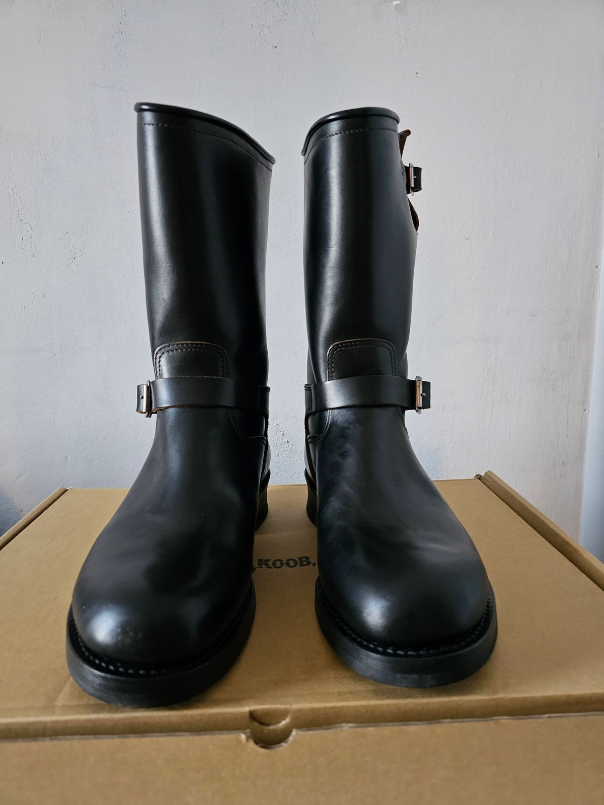 Photo by eisen on October 9, 2023 of the SKOOB Wander Engineer Boots in Maryam Black Teacore Horsebutt.