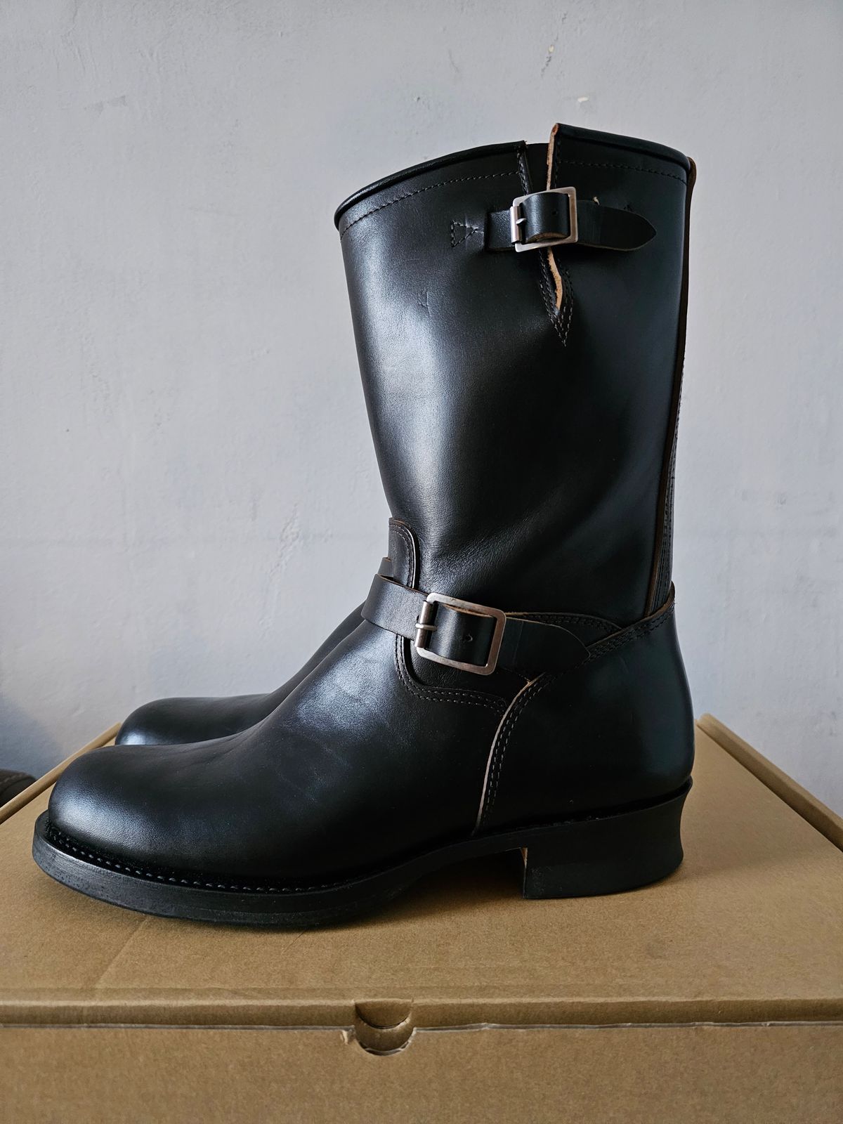 Photo by eisen on October 9, 2023 of the SKOOB Wander Engineer Boots in Maryam Black Teacore Horsebutt.