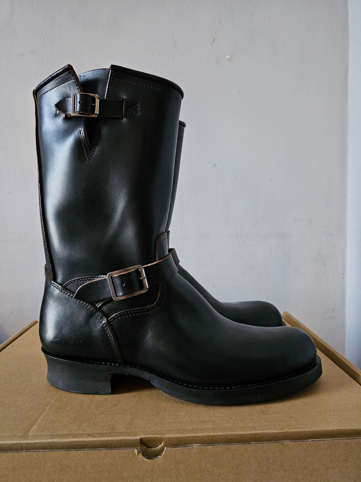 Photo by eisen on October 9, 2023 of the SKOOB Wander Engineer Boots in Maryam Black Teacore Horsebutt.