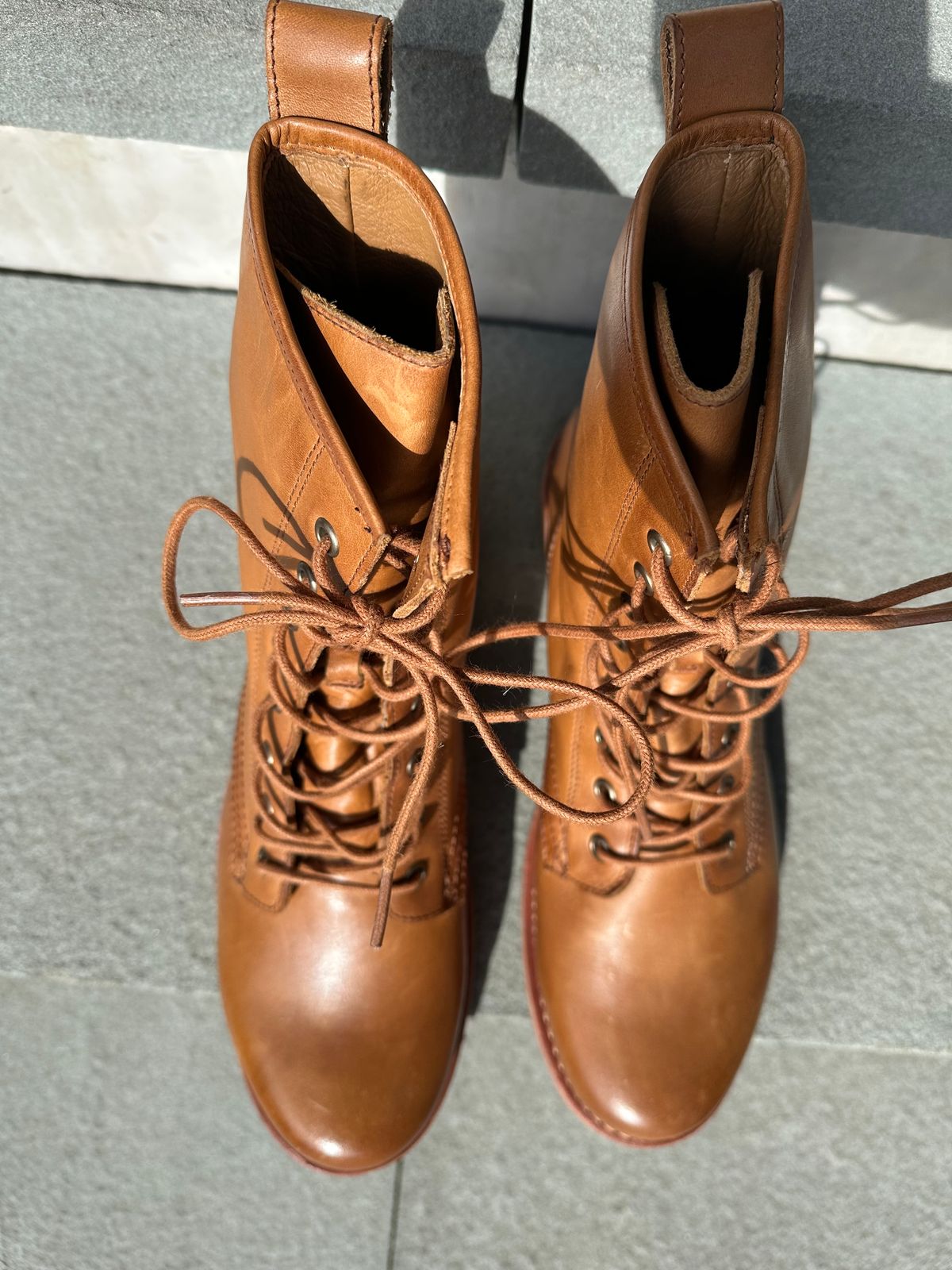 Photo by npaust on October 1, 2024 of the Frye Veronica Flex Combat in Vintage Pull-up Leather.