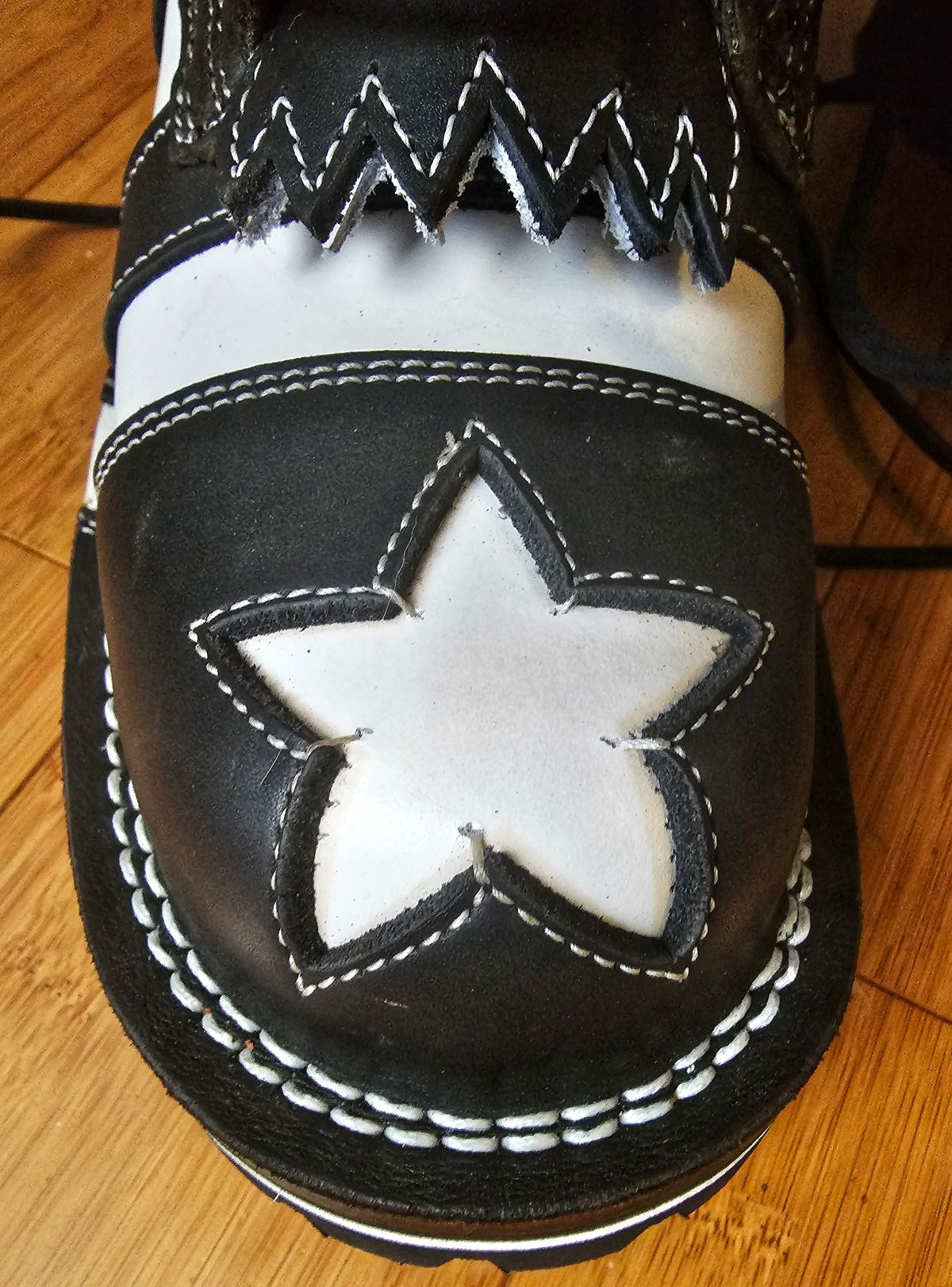 Photo by nobnix on April 2, 2023 of the Frank's Boots Unknown Model in Unknown Material.