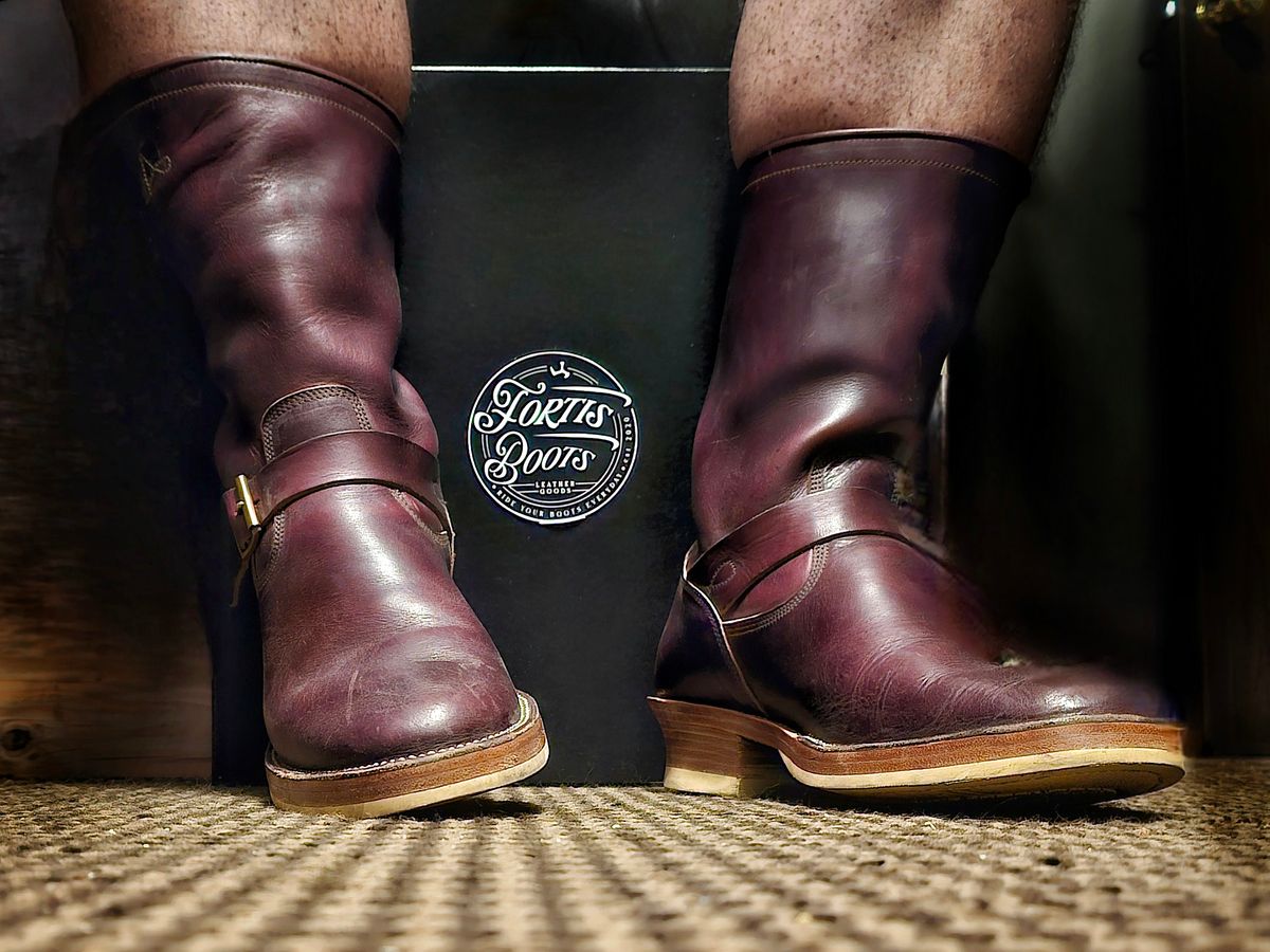 Photo by nobnix on November 24, 2024 of the Fortis Boots Tapak 2.0 Engineer Boots in Horween Color 8 Chromexcel.