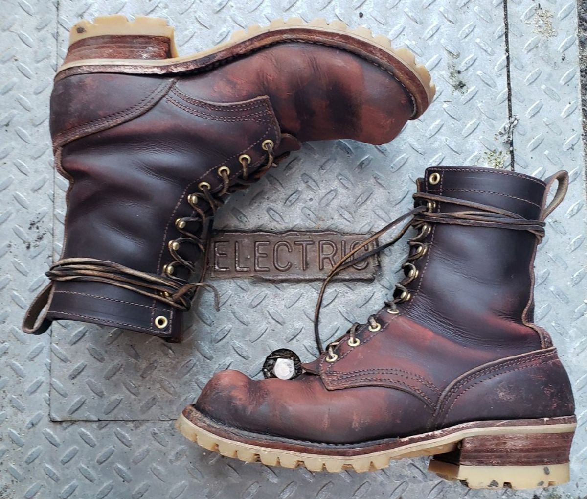 Photo by nobnix on April 2, 2023 of the Nicks Urban Logger in Wickett & Craig Burgundy Oiled Latigo.