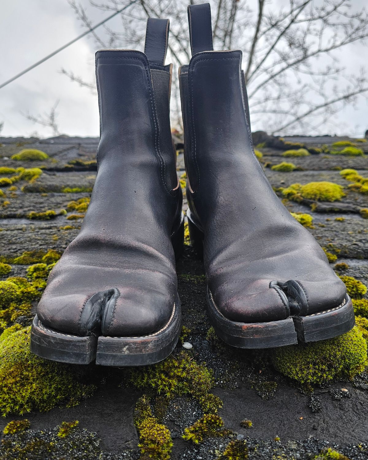 Photo by nobnix on November 3, 2024 of the Briselblack The Seventh TABI in Black-Overdyed Horsebutt.
