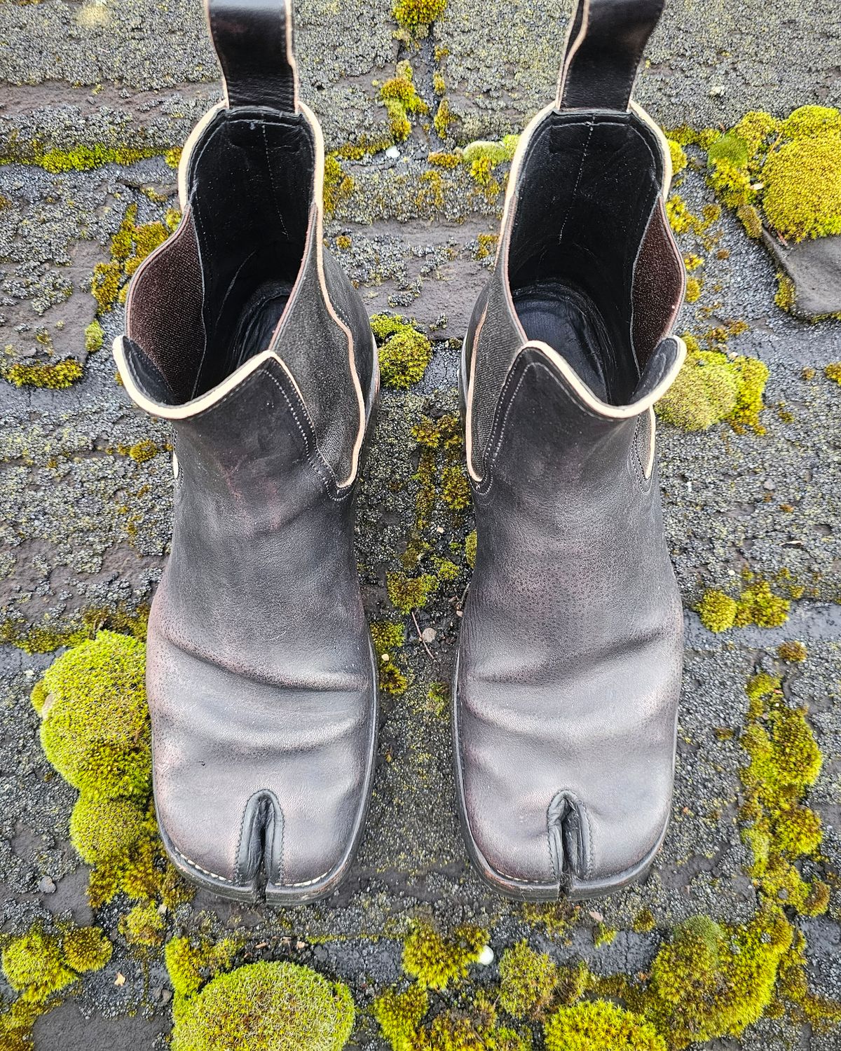 Photo by nobnix on November 3, 2024 of the Briselblack The Seventh TABI in Black-Overdyed Horsebutt.