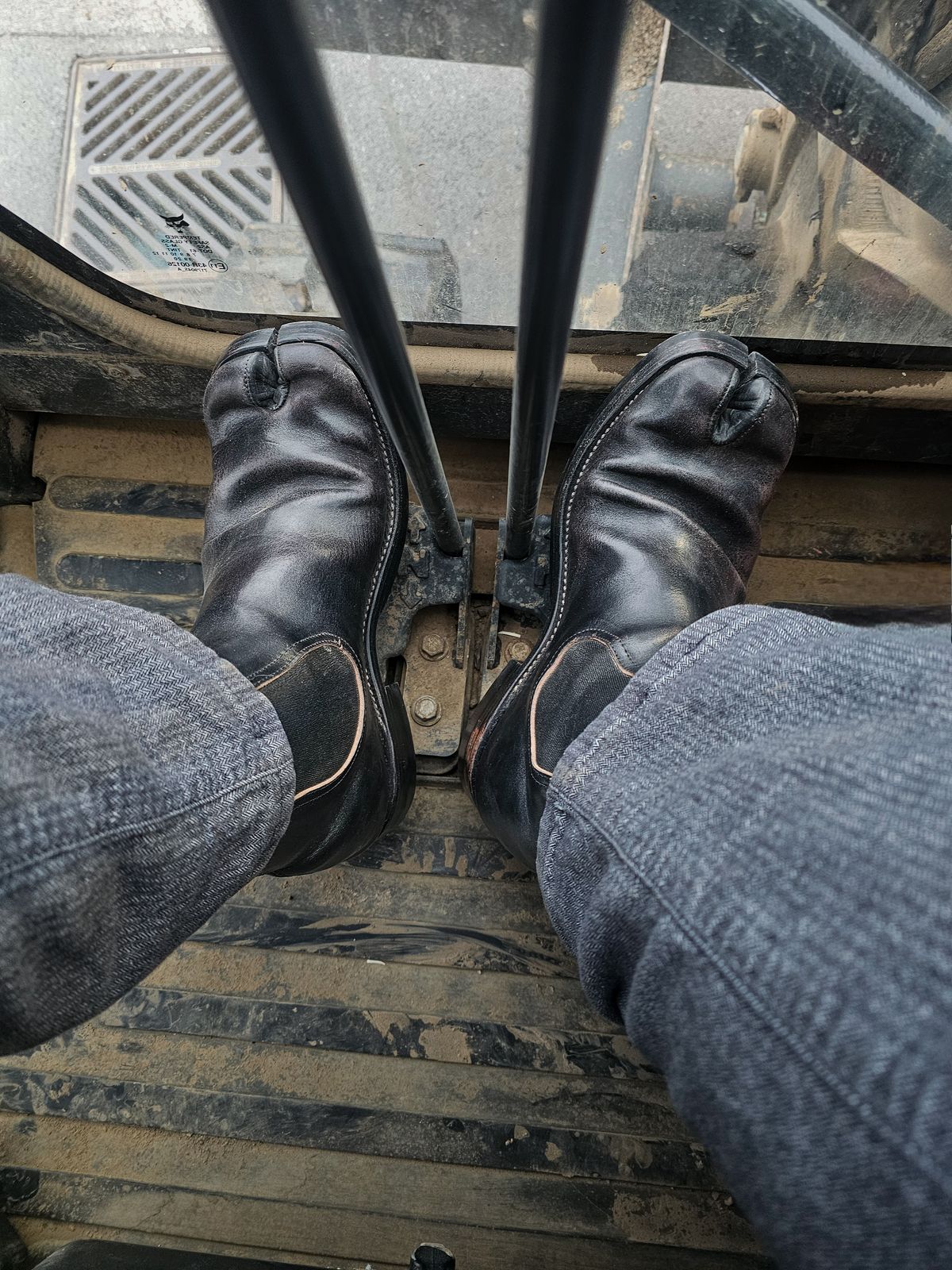 Photo by nobnix on January 5, 2025 of the Briselblack The Seventh TABI in Black-Overdyed Horsebutt.